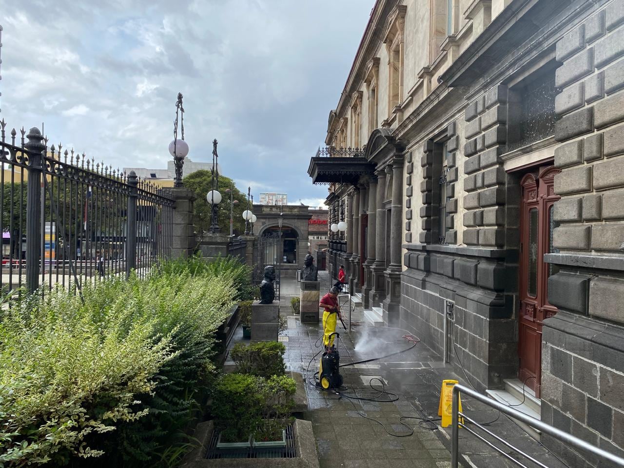 Mario Alberto Del Valle es el actual encargado de los jardines del Teatro Nacional y realiza otras labores de mantenimiento del edificio. Foto: del autor.