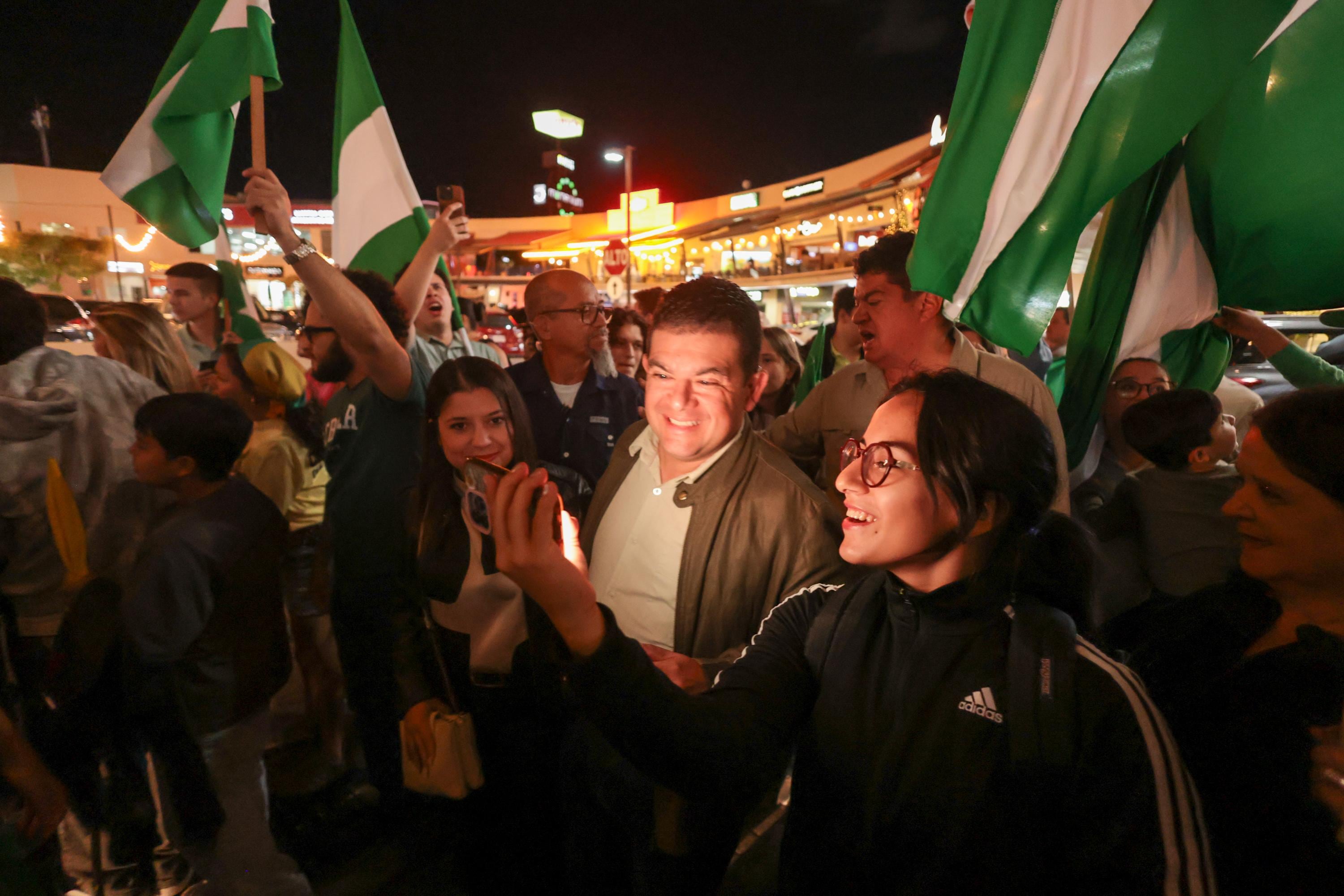 Álvaro Ramos, candidato del PLN, llega al Teatro Espressivo para participar en el debate presidencial de No Pasa Nada.