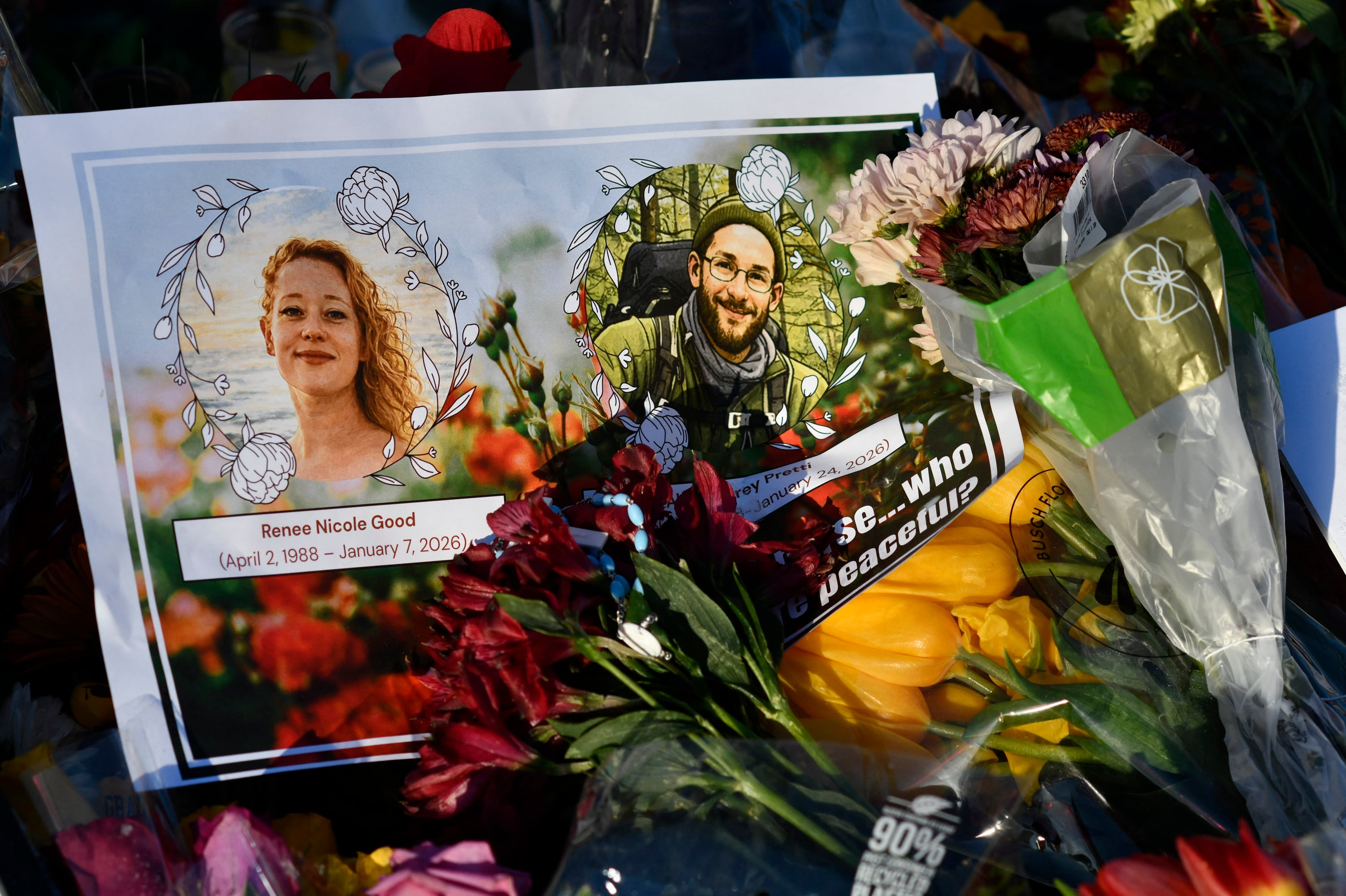 Una tarjeta con imágenes de Renee Good y Alex Pretti yace en medio de flores y otros recuerdos en un servicio memorial de Mineápolis. Ambos murieron por disparos del ICE, que tendrá presencia en los Juegos Olímpicos.