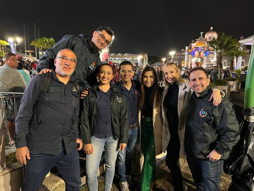 Felipe Loaiza asegura que su trabajo como periodista y presentador en 'Las Historias' ha sido clave para mantenerse emocionalmente estable y fuerte. En la fotografía con sus compañeros.