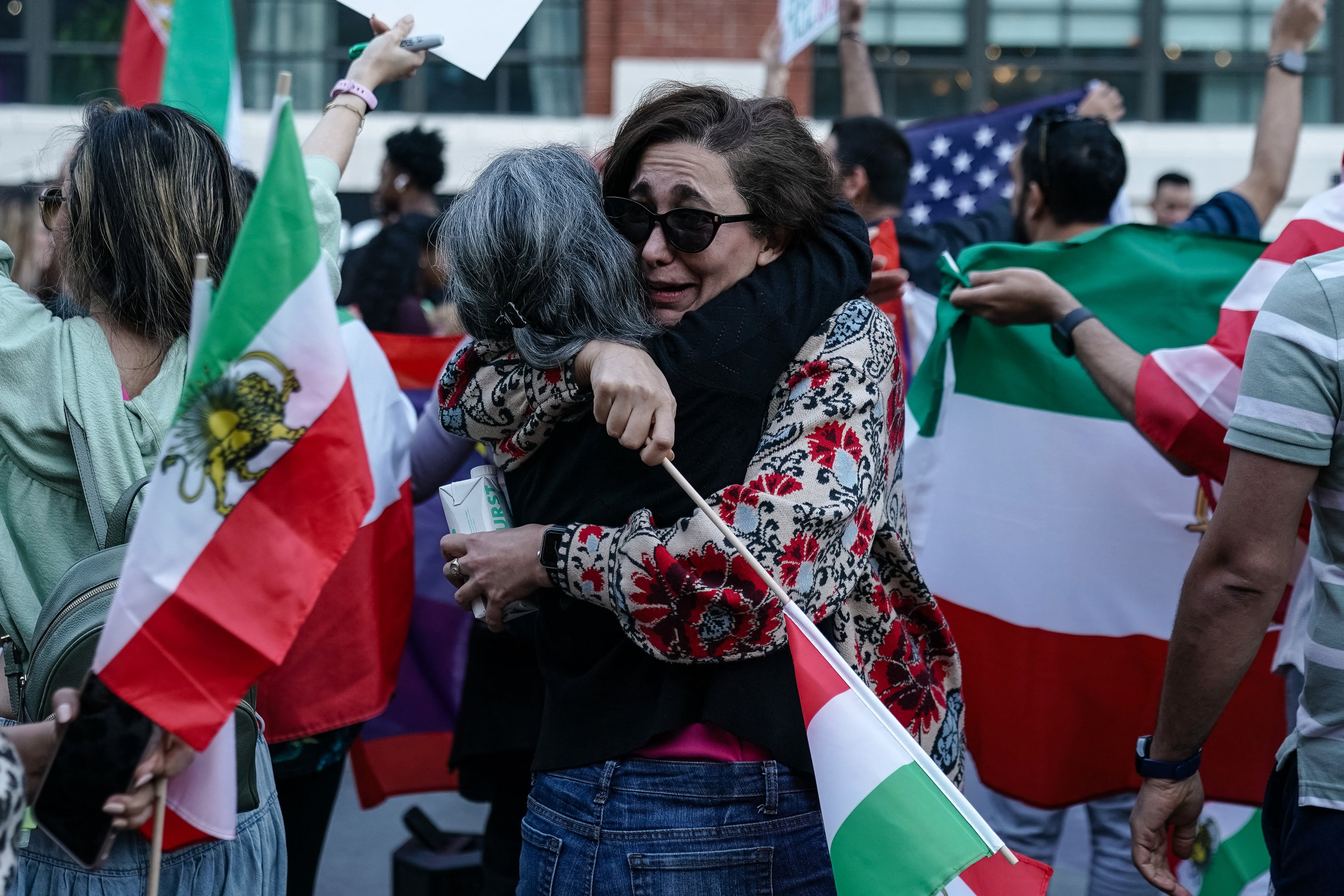 Personas se abrazan durante una manifestación en apoyo a la acción militar de Estados Unidos e Israel contra el gobierno de la República Islámica de Irán, el 28 de febrero de 2026 en Atlanta, Georgia.