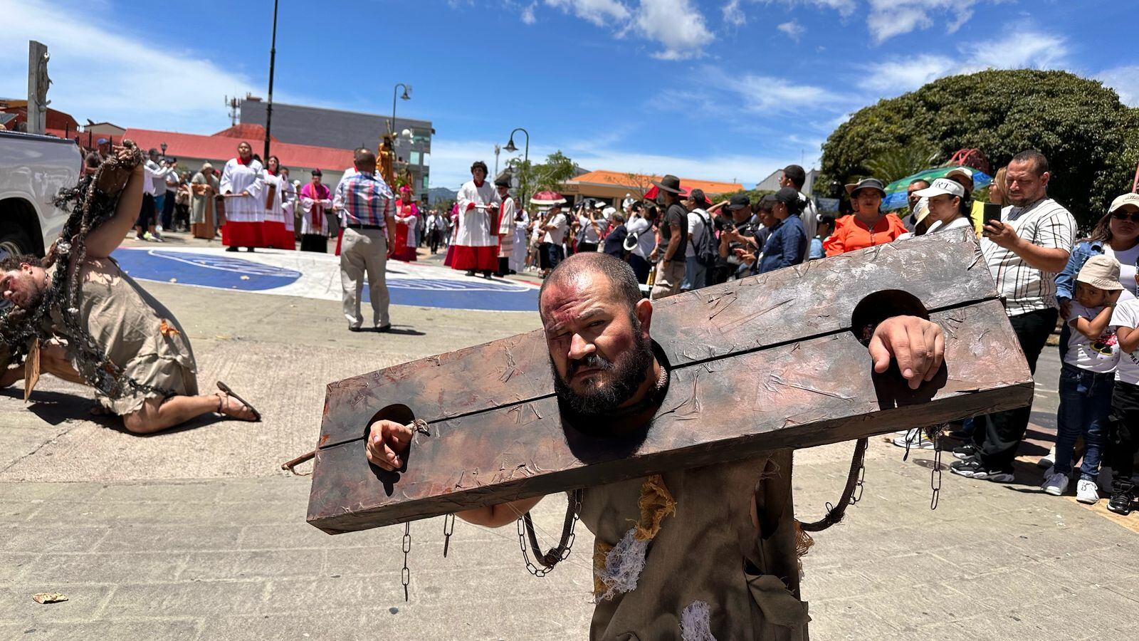 Así se vive la procesión del Santo Encuentro en el centro de San José. Alonso Tenorio.