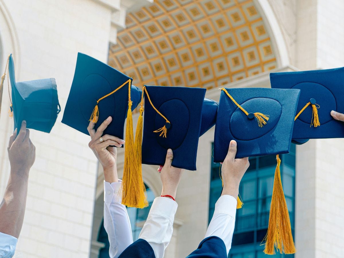 El Ministerio de Relaciones Exteriores tiene montones de becas esperando a ser aprovechadas.