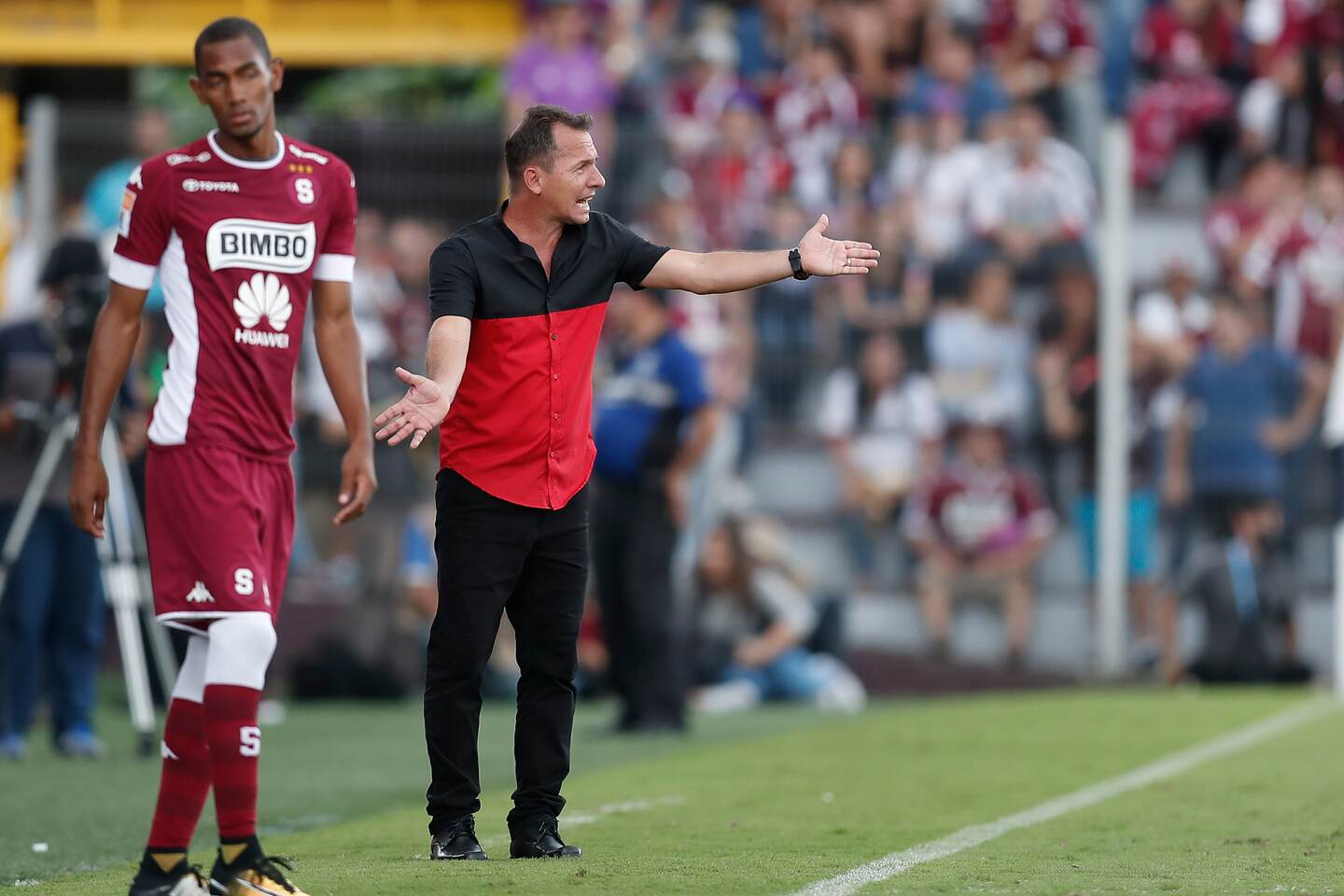 Wílmer López da instrucciones durante el clásico.