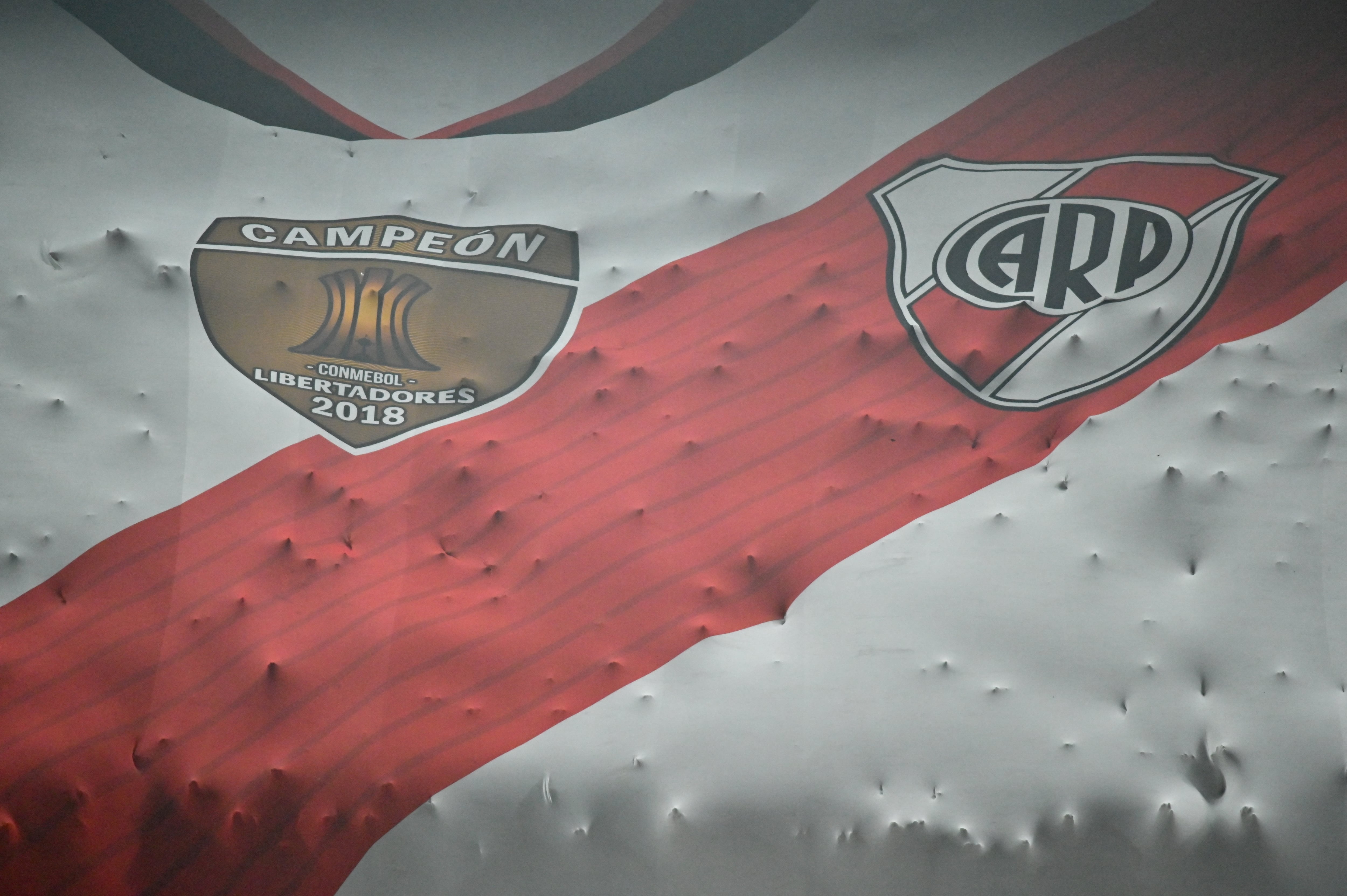 Aficionados de River Plate despliegan una bandera gigante en el Estadio Monumental de Buenos Aires antes de un partido de la Copa Libertadores.