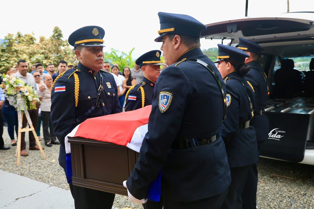 Un cuerpo de honor recibe en la iglesia católica de Bribri los restos mortales de Gerson Rosales, oficial de Fuerza Pública asesinado el 13 de mayo pasado durante un operativo en Batán.