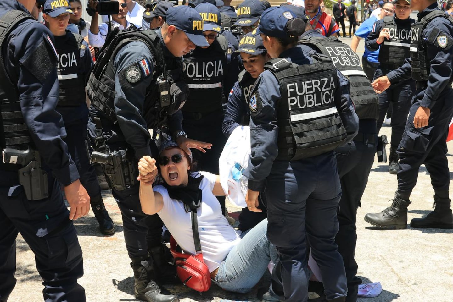 Manifestante detenida en traspaso de poderes lanzó mordisco a policía durante forcejeo