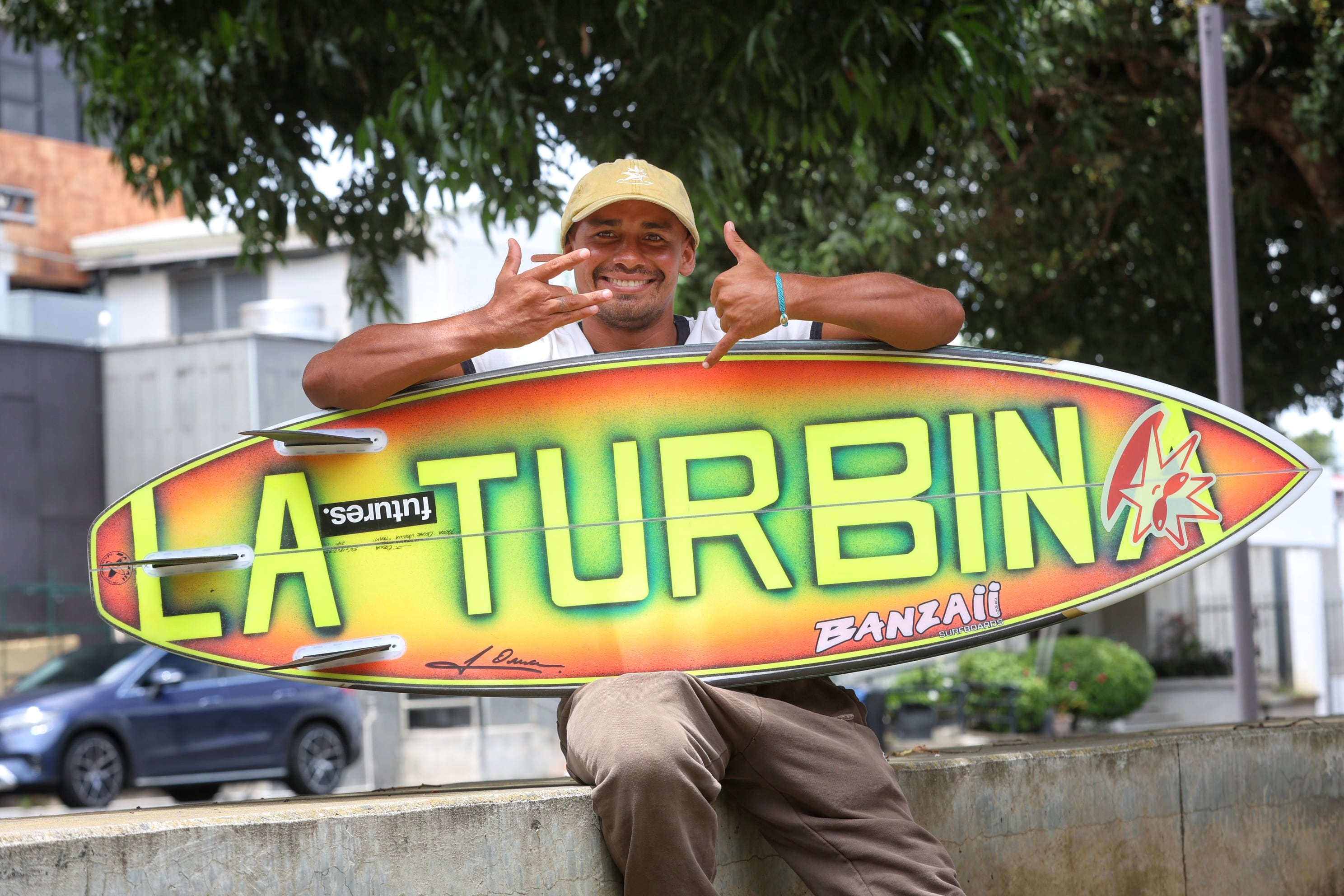 Surfistas Rachel Aguero y Oscar Urbina
