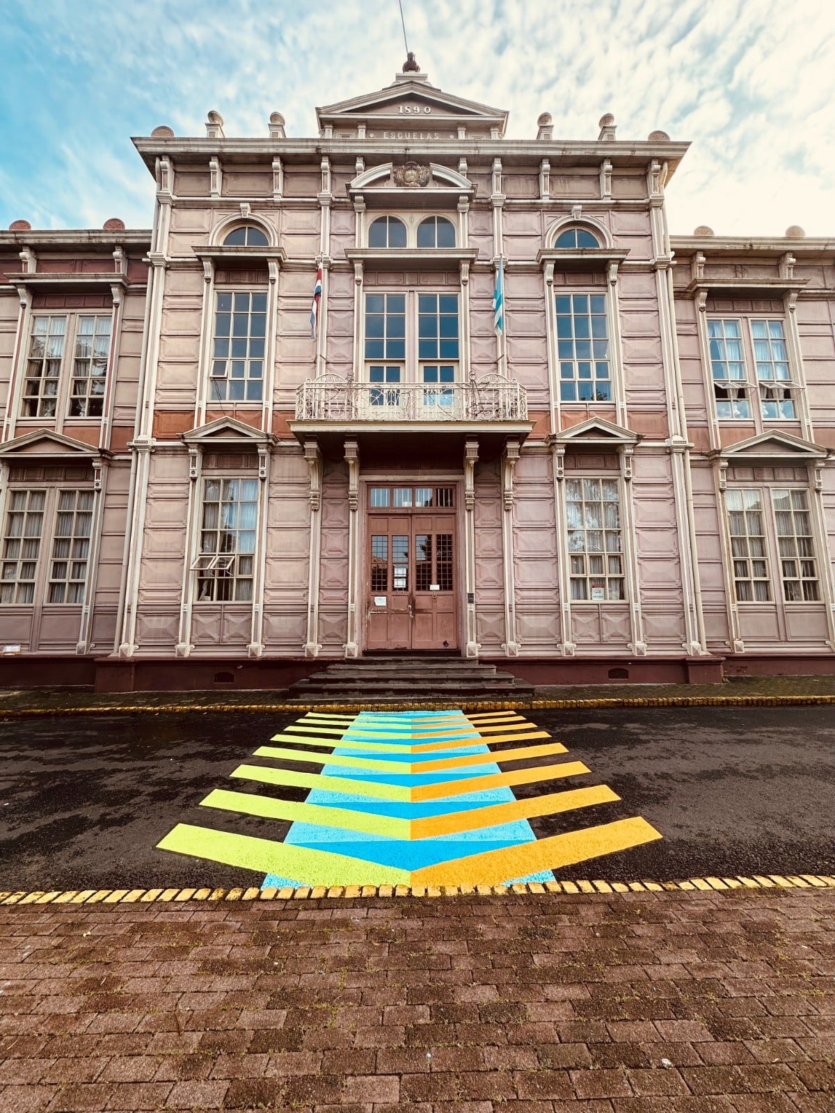 Esta es la propuesta de intervención inspirado en la obra de Cruz-Diez en el paso peatonal frente a la escuela Buenaventura Corrales, en San José.