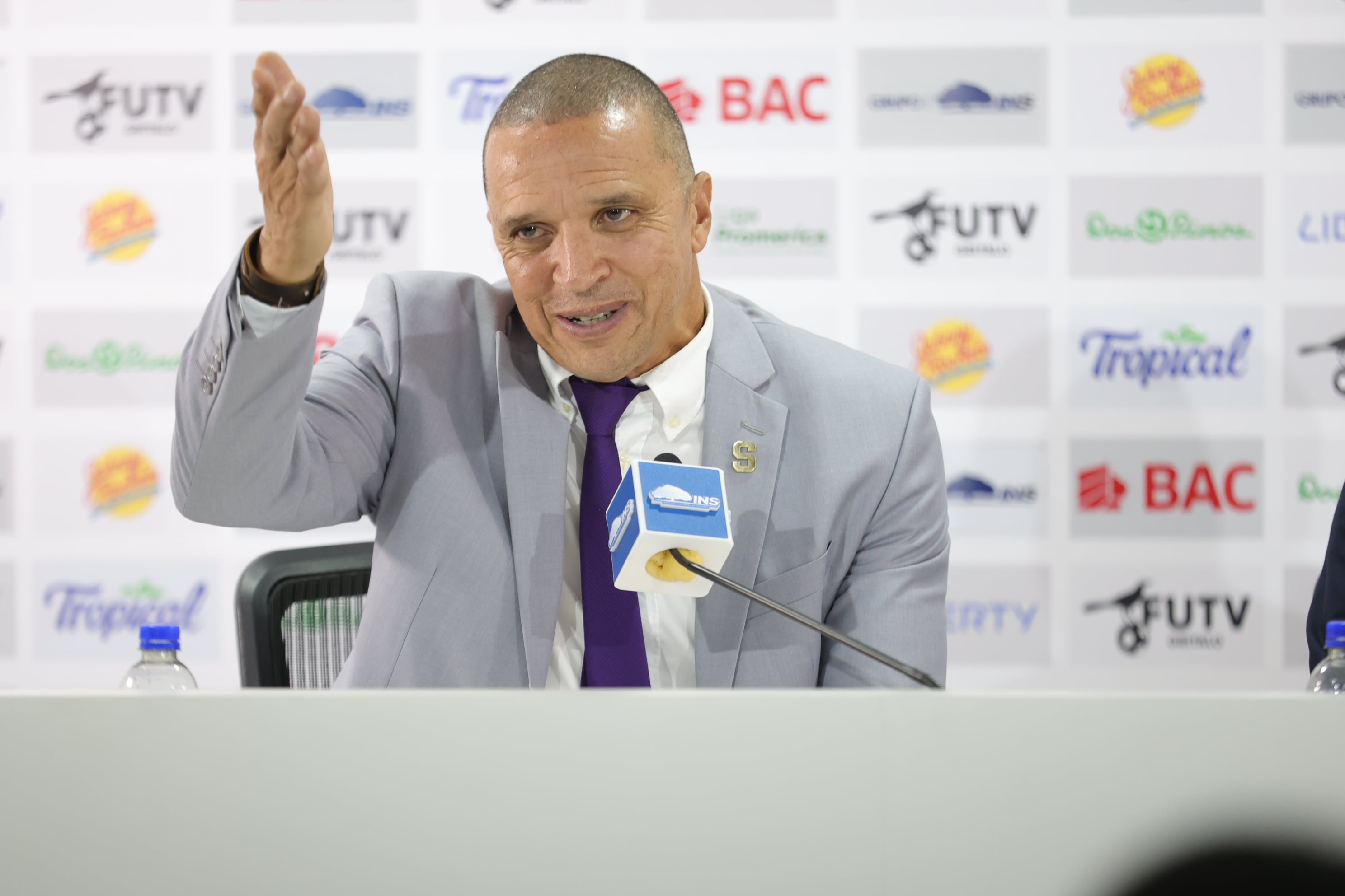 Conferencia de prensa y presentación de Erick Lonis y Mauricio Villalobos en Deportivo Saprissa / Foto John Durán