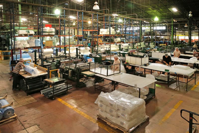15 de marzo del 2016. Visita a la empresa de empaques flexibles Yanber en barrio Corazón de Jesús, San José. Tomas generales de los procesos industriales de la fábrica. En la foto: tomas generales de la planta en donde se muestra parte del proceso de impresión y elaboración de empaques. Foto: Albert Marín.