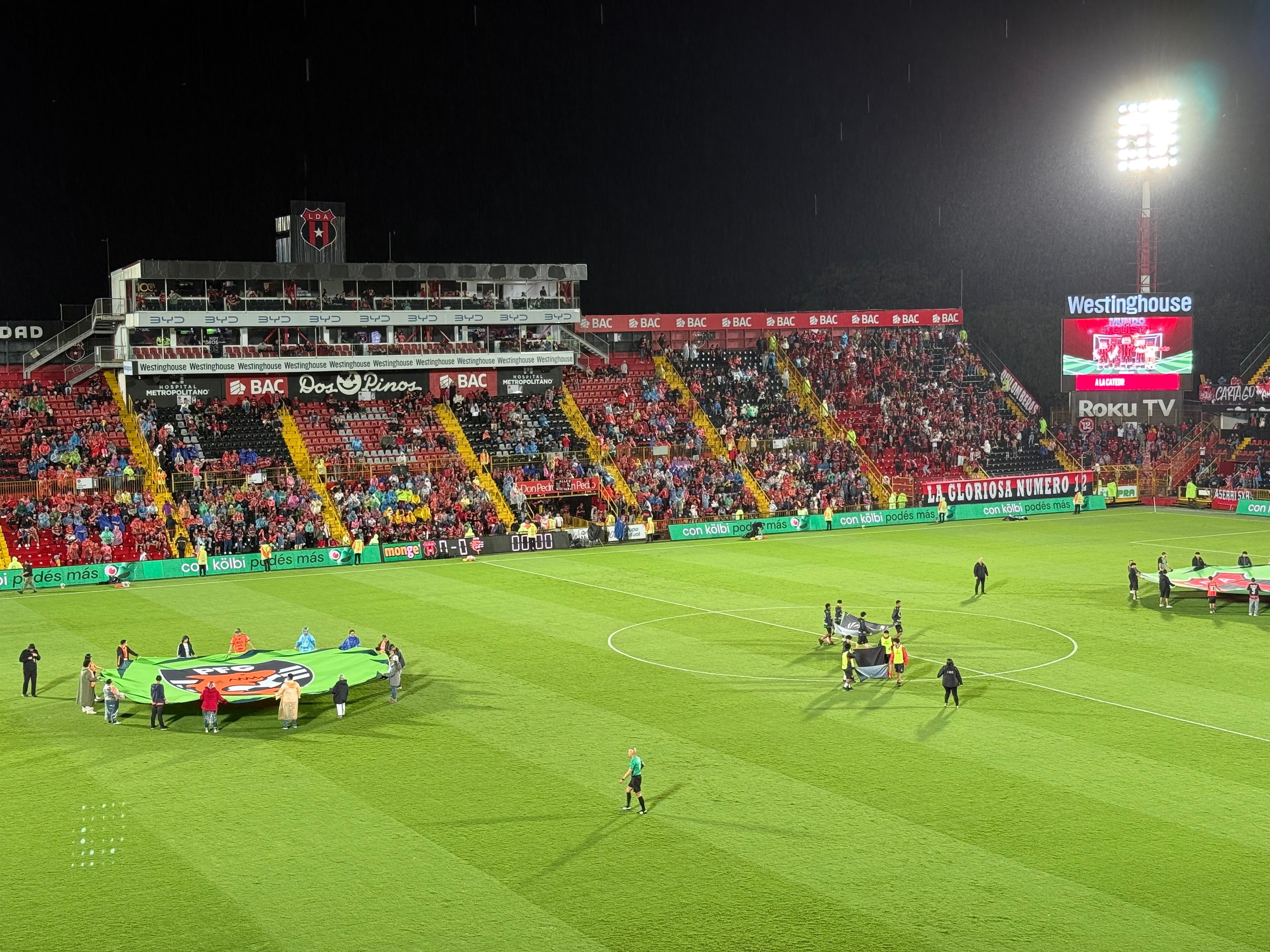 A falta de diez minutos para el inicio del juego, así lucía el Estadio Alejandro Morera Soto.