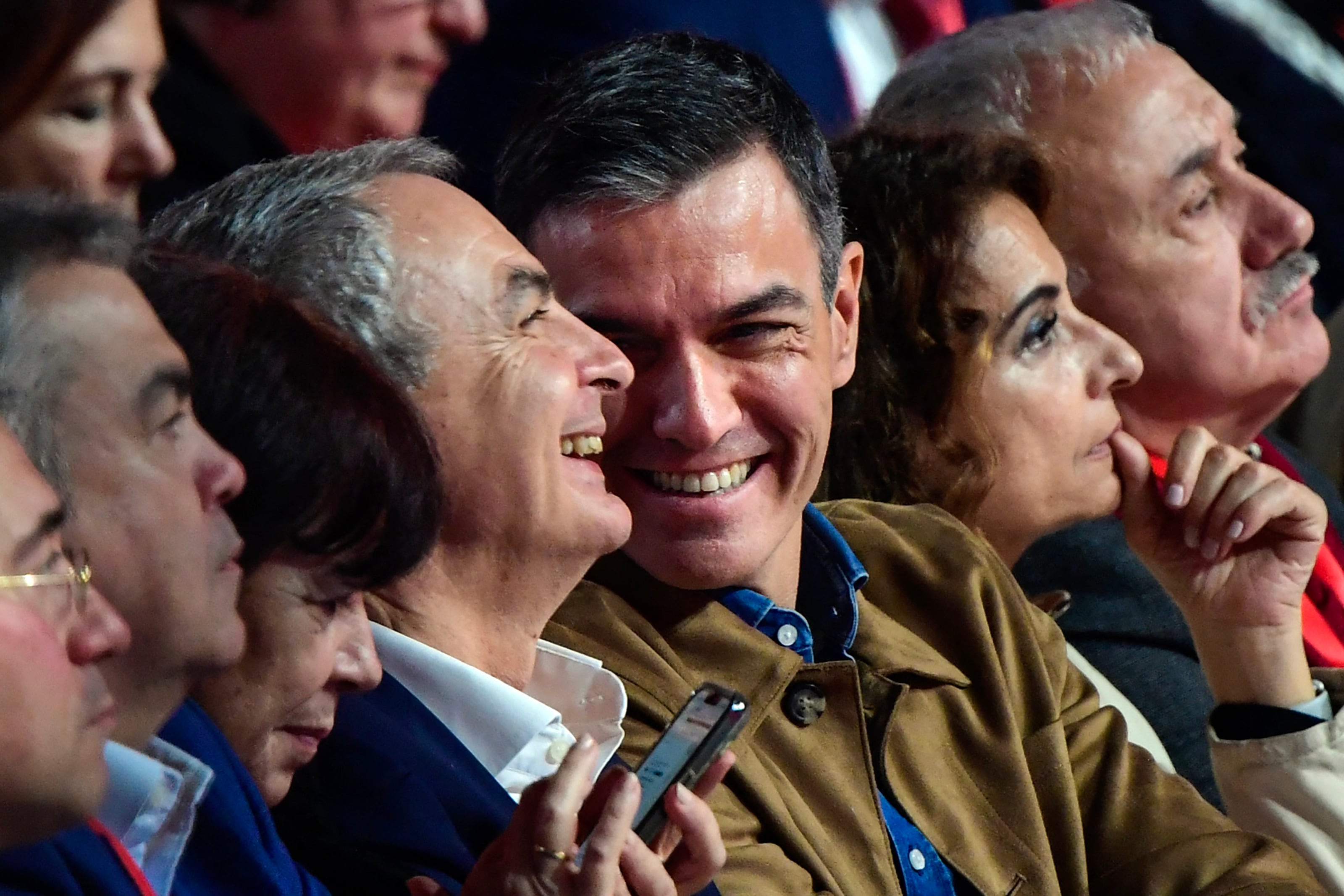 El presidente de España, Pedro Sánchez, sonríe junto al expresidente del Gobierno José Luis Rodríguez Zapatero