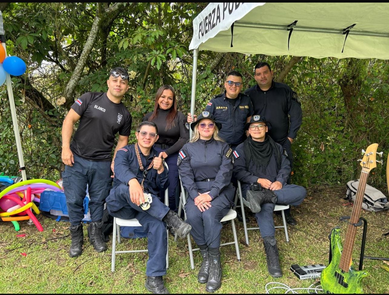 Impacto Azul es un grupo musical de la Fuerza Pública con nueve oficiales activos como músicos.