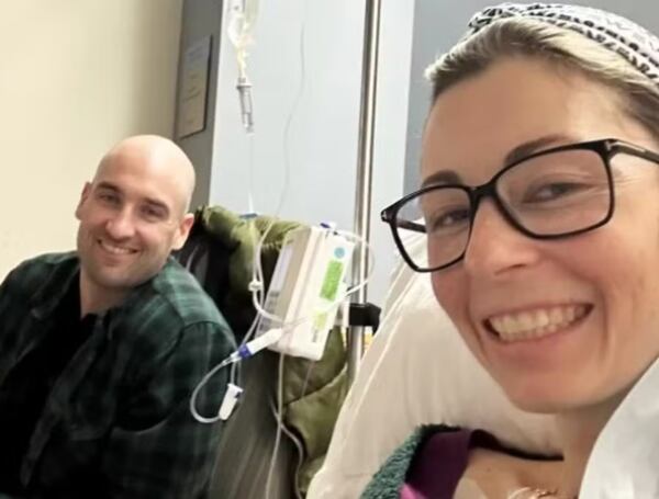 Heather Barry, una mujer de 34 años residente en Boston, fue diagnosticada con cáncer colorrectal en etapa 3 después de que sus síntomas —como sangrado rectal, pérdida de peso y estreñimiento— fueran atribuidos erróneamente al posparto.