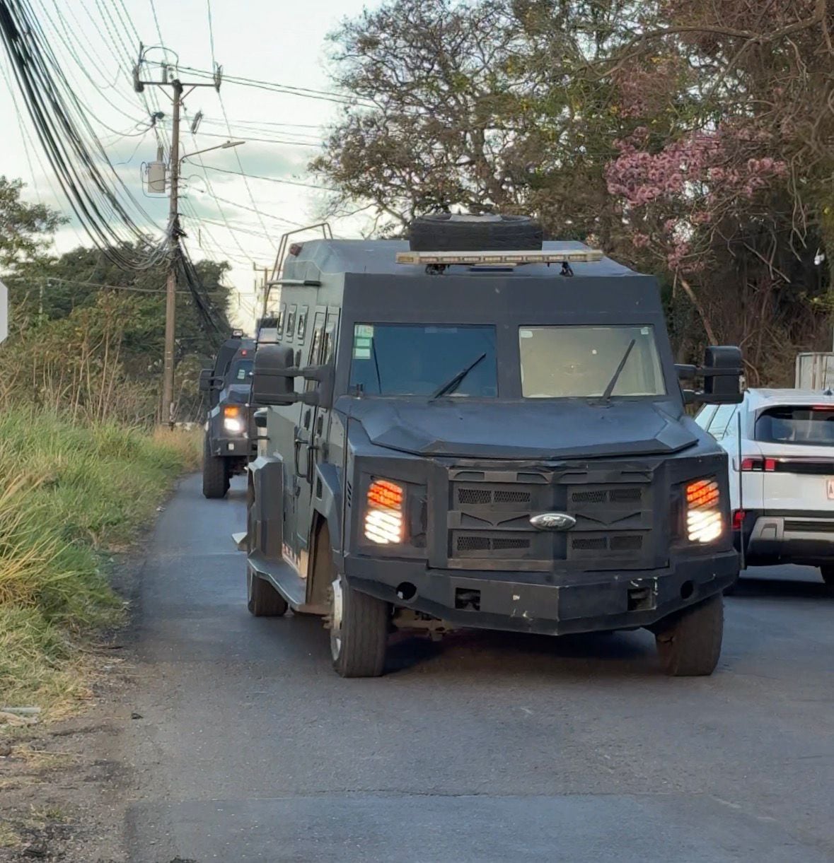 Fuerte operativo para trasladar a los extraditables Celso Gamboa y Edwin López, alias Pecho de rata, de La Reforma al Aeropuerto Juan Santamaría, en el vehículo conocido como La Bestia.