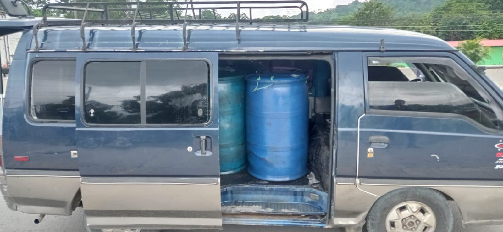 Tras el operativo policial en Limón, se incautaron ocho estañones cargados de 200 litros de combustible cada uno en una buseta. (Foto: cortesía Recope)