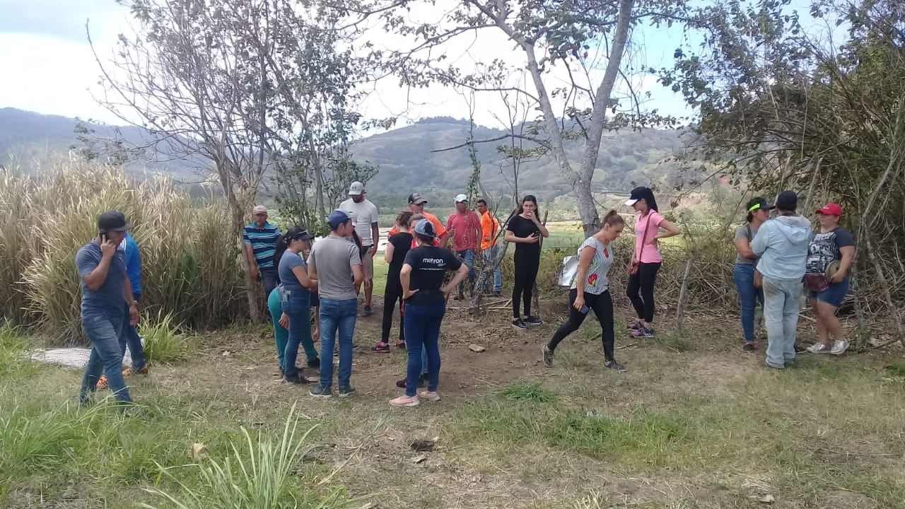 Conforme pasan las horas, crece la angustia entre vecinos y familiares que buscan a la colegial desaparecida la noche del miércoles 4 de marzo. Foto: Keyna Calderón.