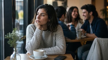 La psicología explica por qué algunas personas se sienten solas pese a tener vida social activa: ‘No hay nada más solitario que estar en una mala relación’