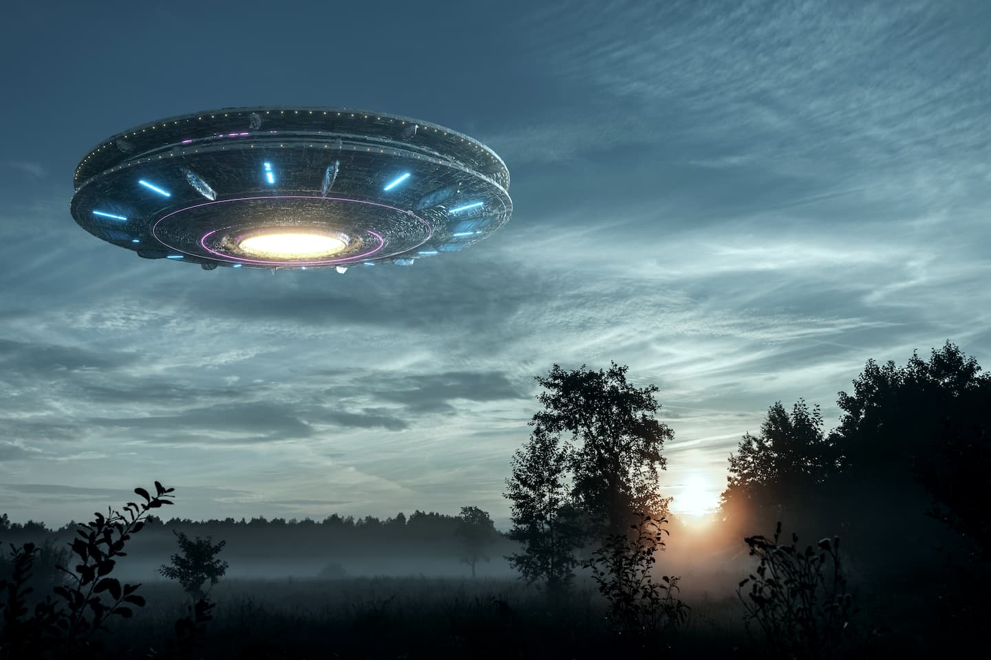 OVNI, un platillo volante alienígena sobrevolando el campo, suspendido inmóvil en el aire. Objeto volador no identificado, invasión alienígena, vida extraterrestre, viajes espaciales, nave espacial humanoide