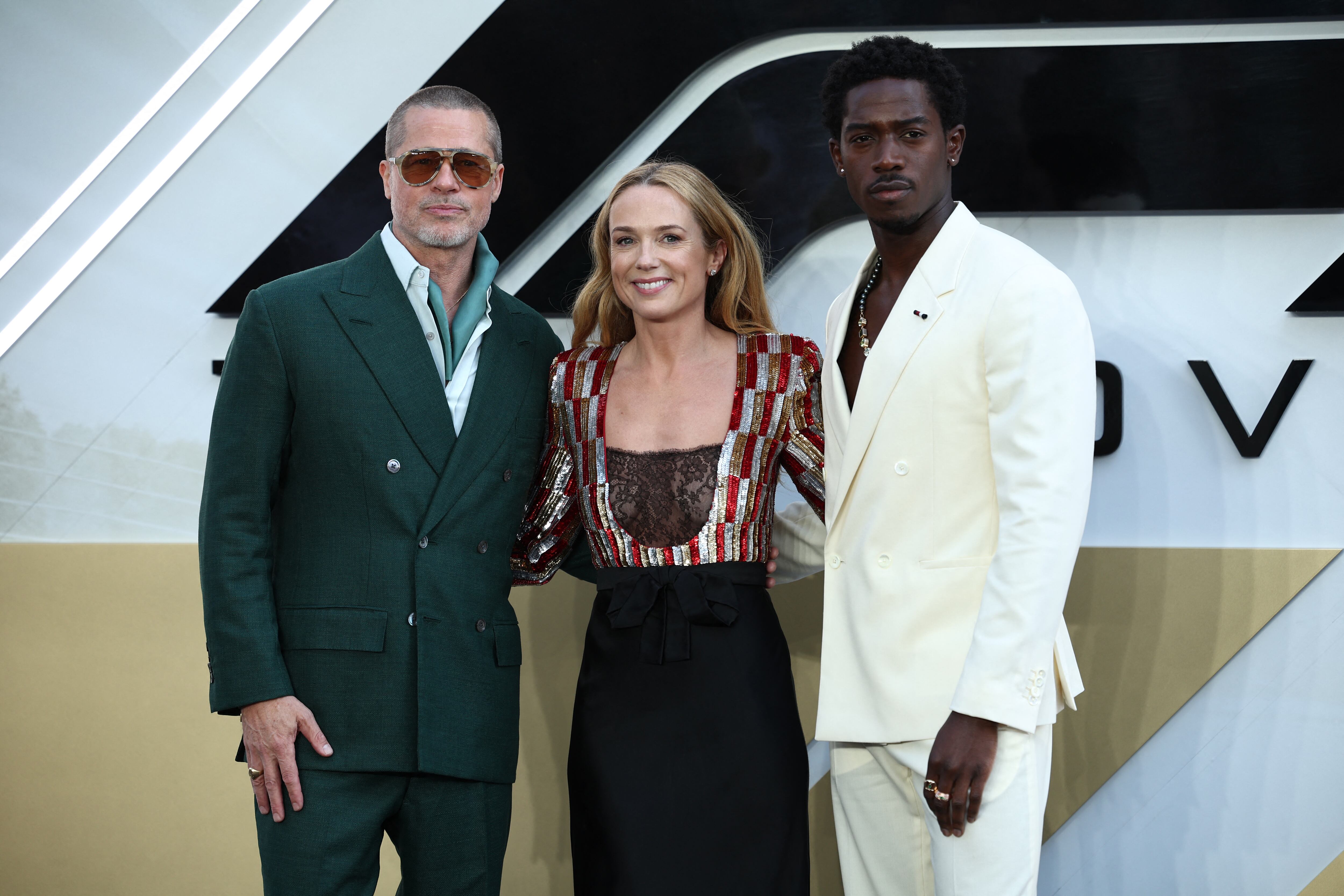 De izquierda a derecha, el actor estadounidense Brad Pitt, la actriz irlandesa Kerry Condon y el actor británico Damson Idris en su llegada a la premier europea de 'F1: La película'.