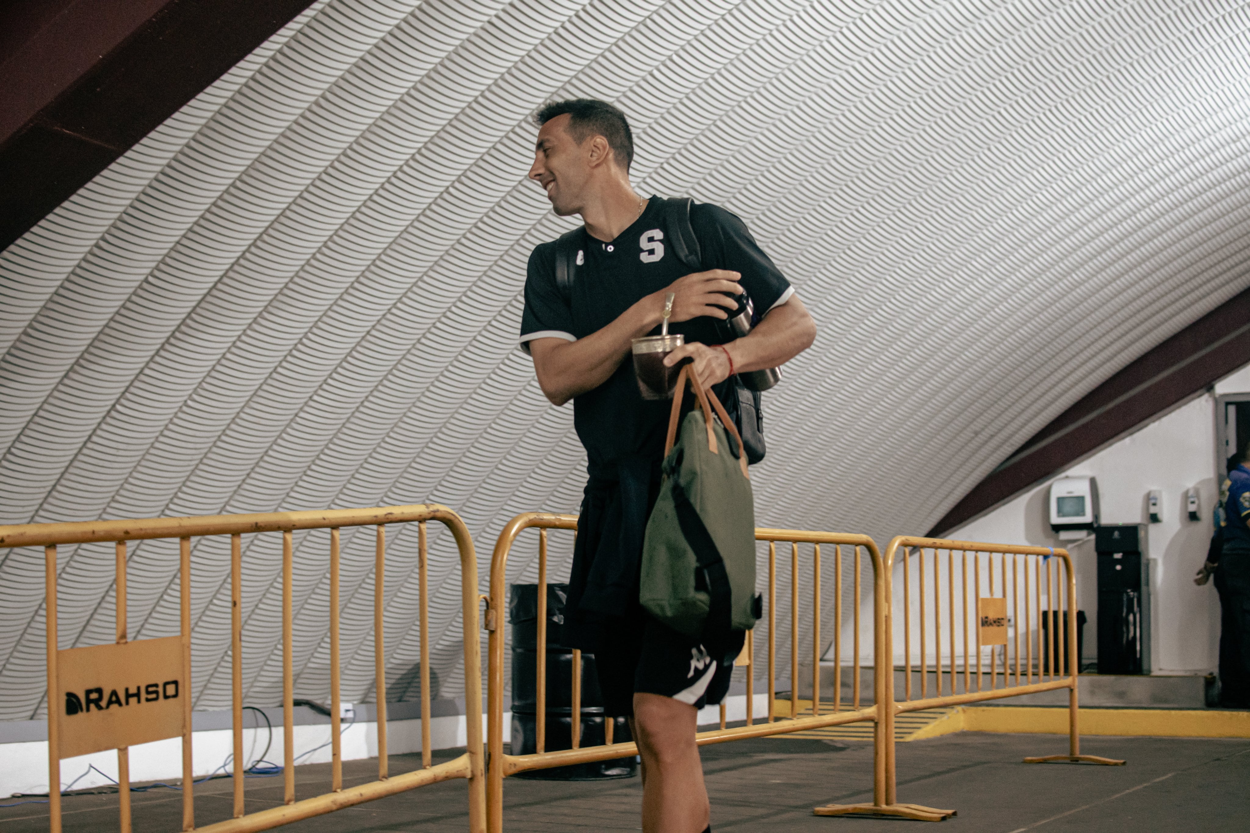 Mariano Torres está en la suplencia de Saprissa para el partido de la semifinal en el Torneo de Copa entre Saprissa y Herediano.