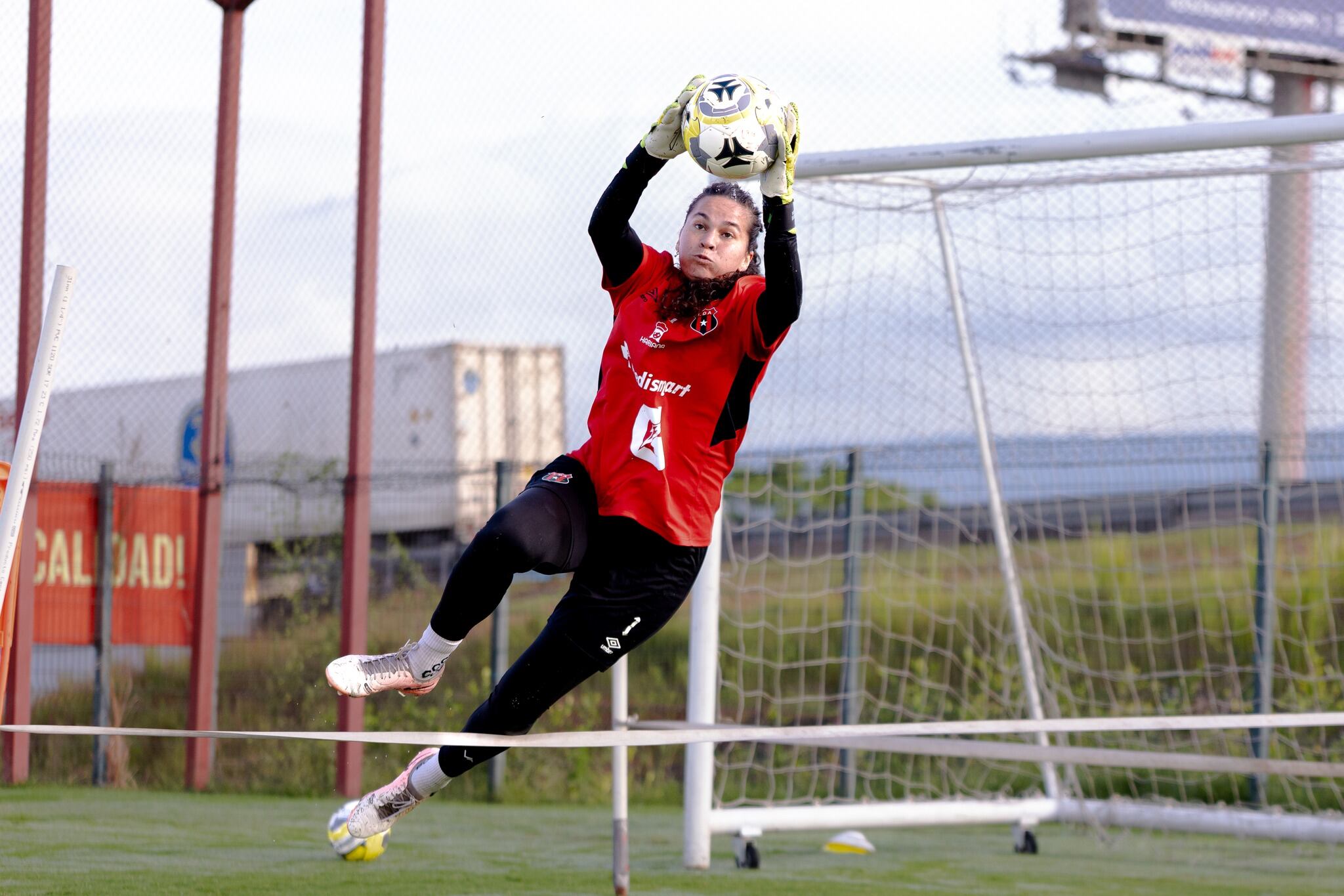 Noelia Bermúdez se estrenará en la Liga Premier Femenina. El domingo pasado no pudo jugar por una infección.