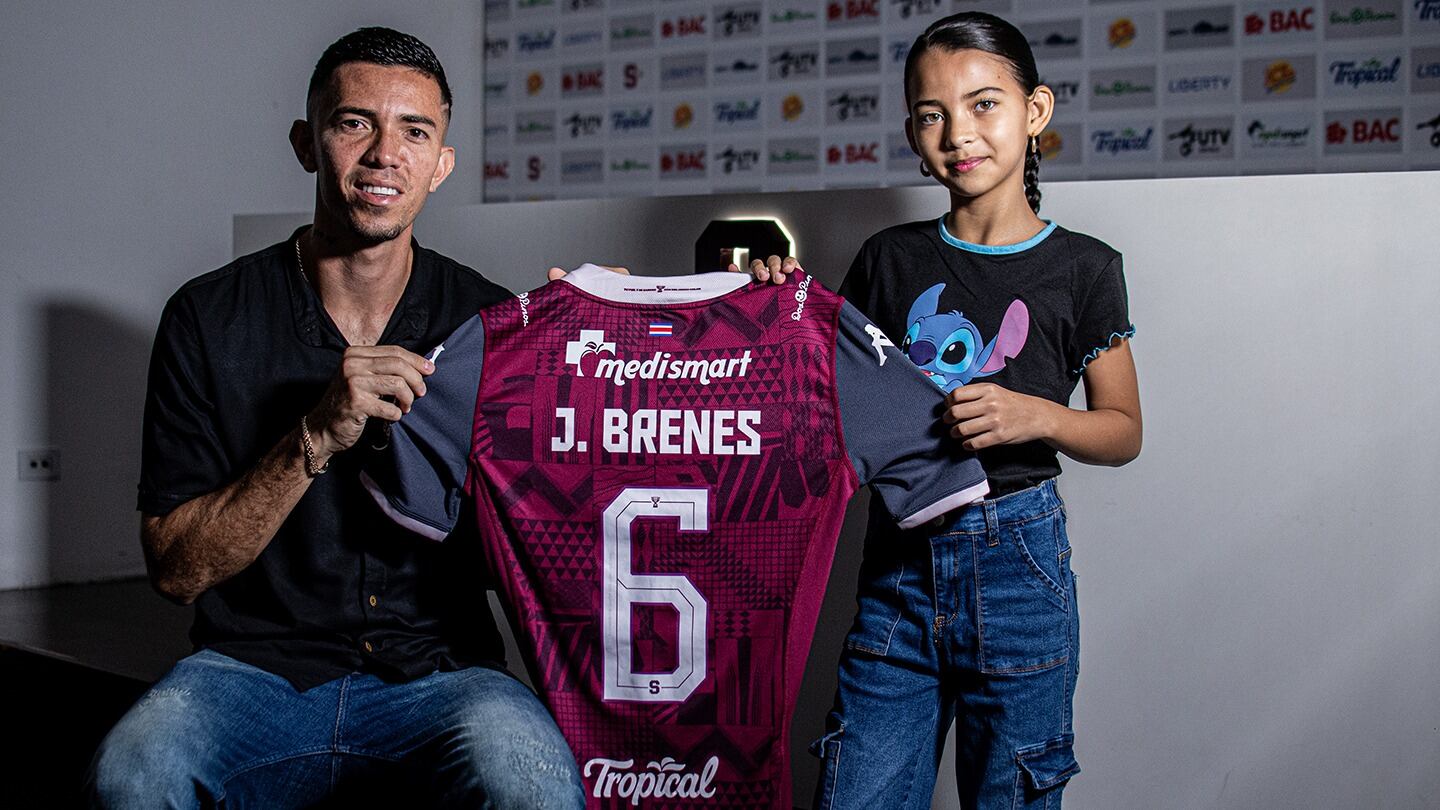 Jefferson Brenes renovó contrato con el Saprissa hasta mayo del 2028 y lo celebró con su hija Keidelyn Naima Brenes. Foto: Prensa Saprissa.