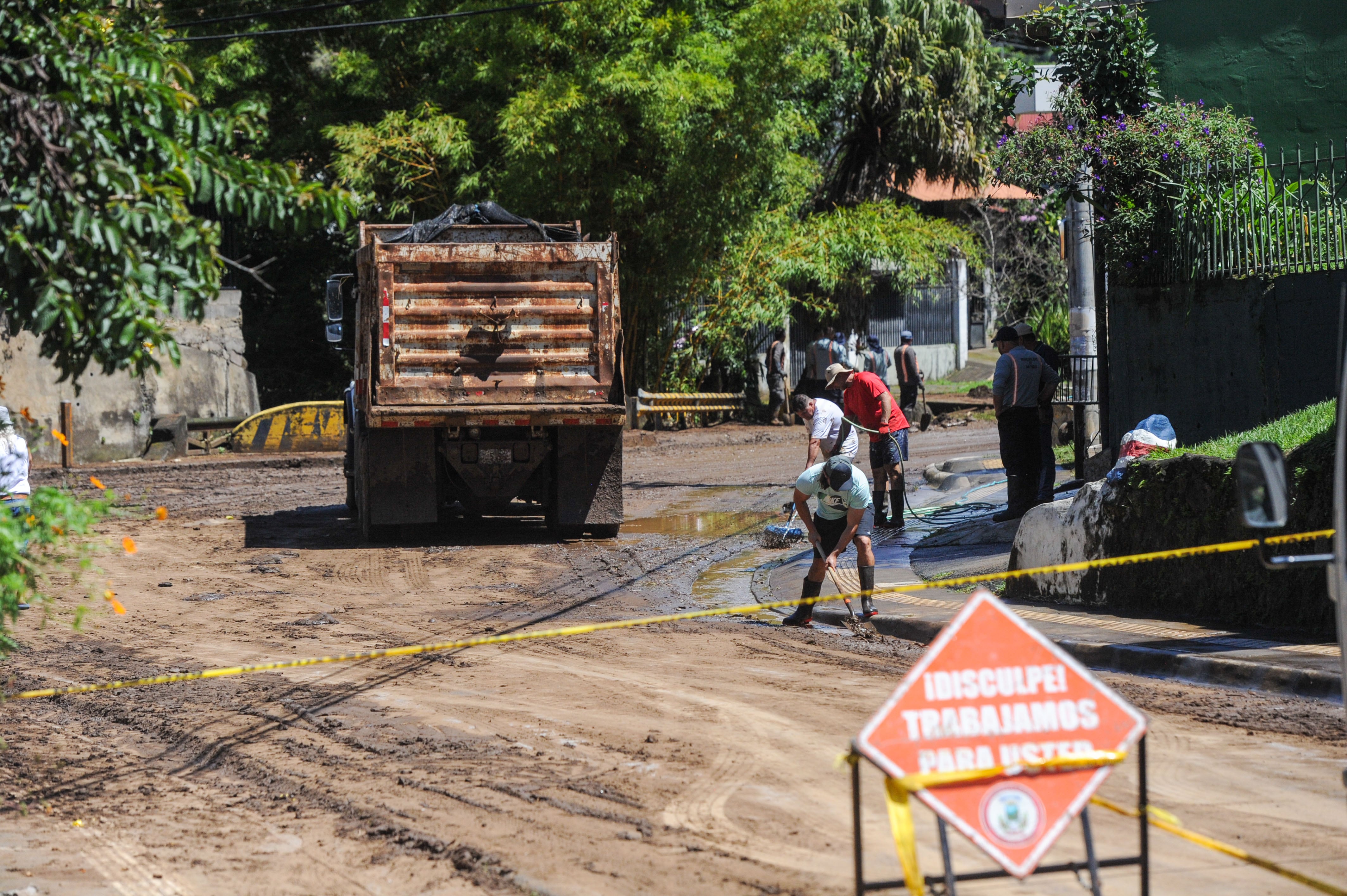 19/10/2026 Inundaciones, Las Crucitas, Puente Bermudez carretera a San Isidro de Heredia, afuéras de la vivienda de la familia Jimenez, vecinos y personal de la Municipalidad realiza limpieza de la zona afectada. Fotografía: Marvin Caravaca.