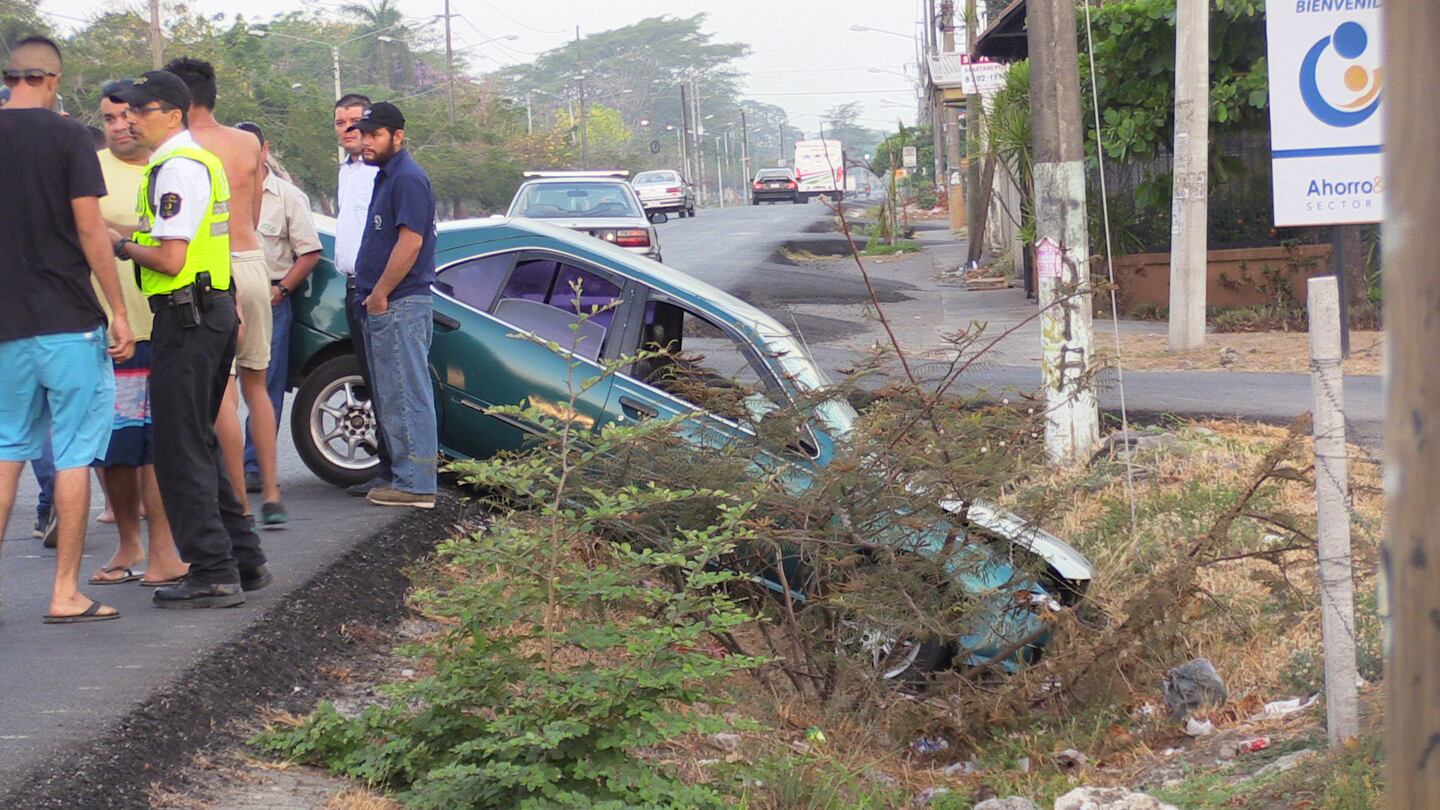 Mujer muere atropellada al intentar cruzar calle en Puntarenas | La Nación