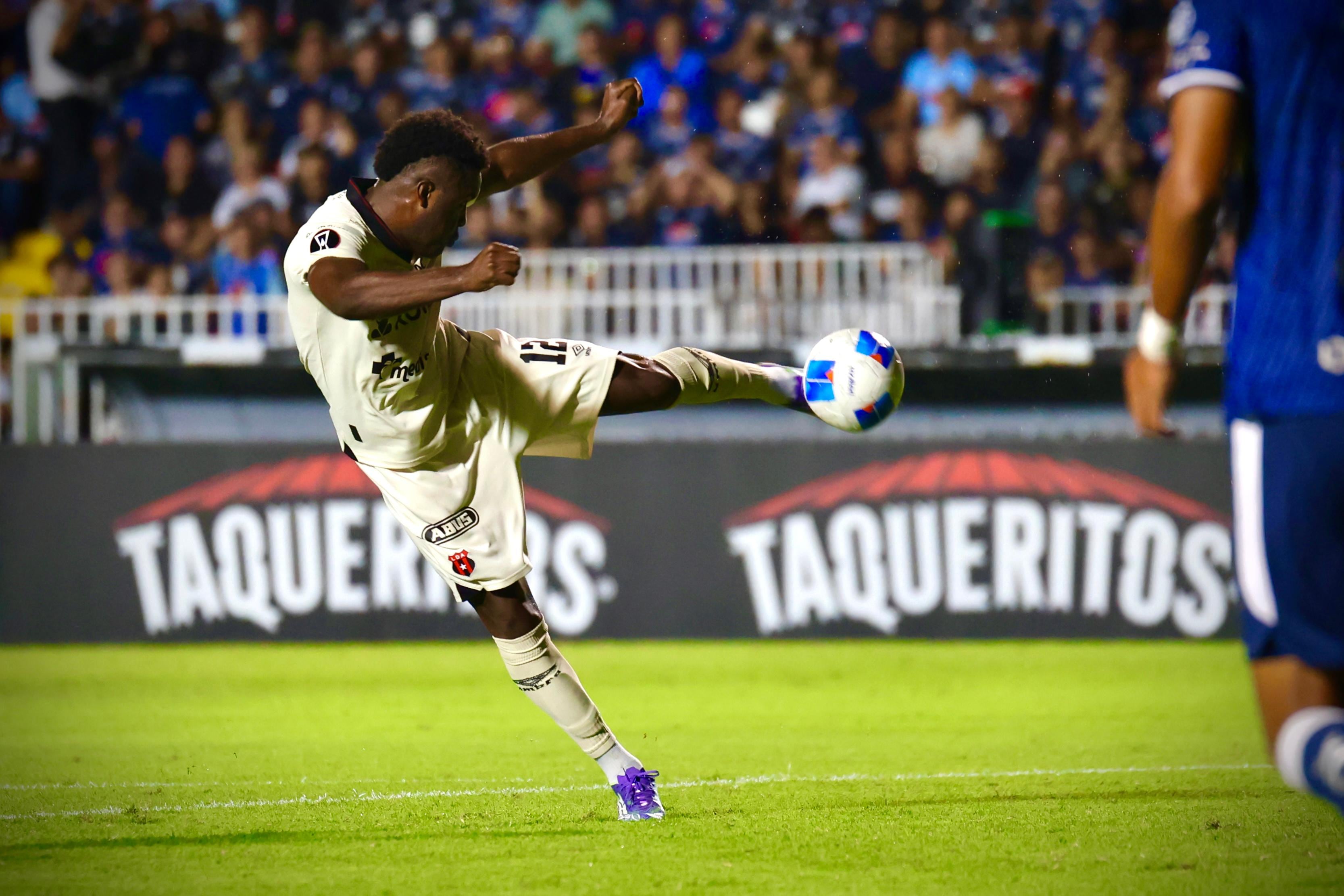 Joel Campbell convirtió en gol la primera llegada de Liga Deportiva Alajuelense.