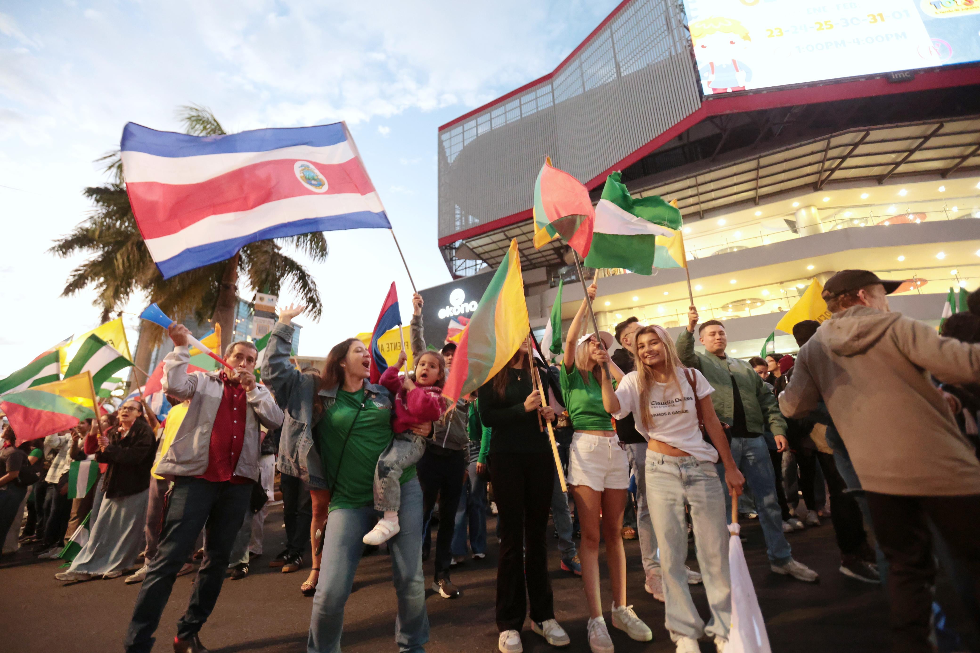 Ambiente electoral al cierre de las urnas.
