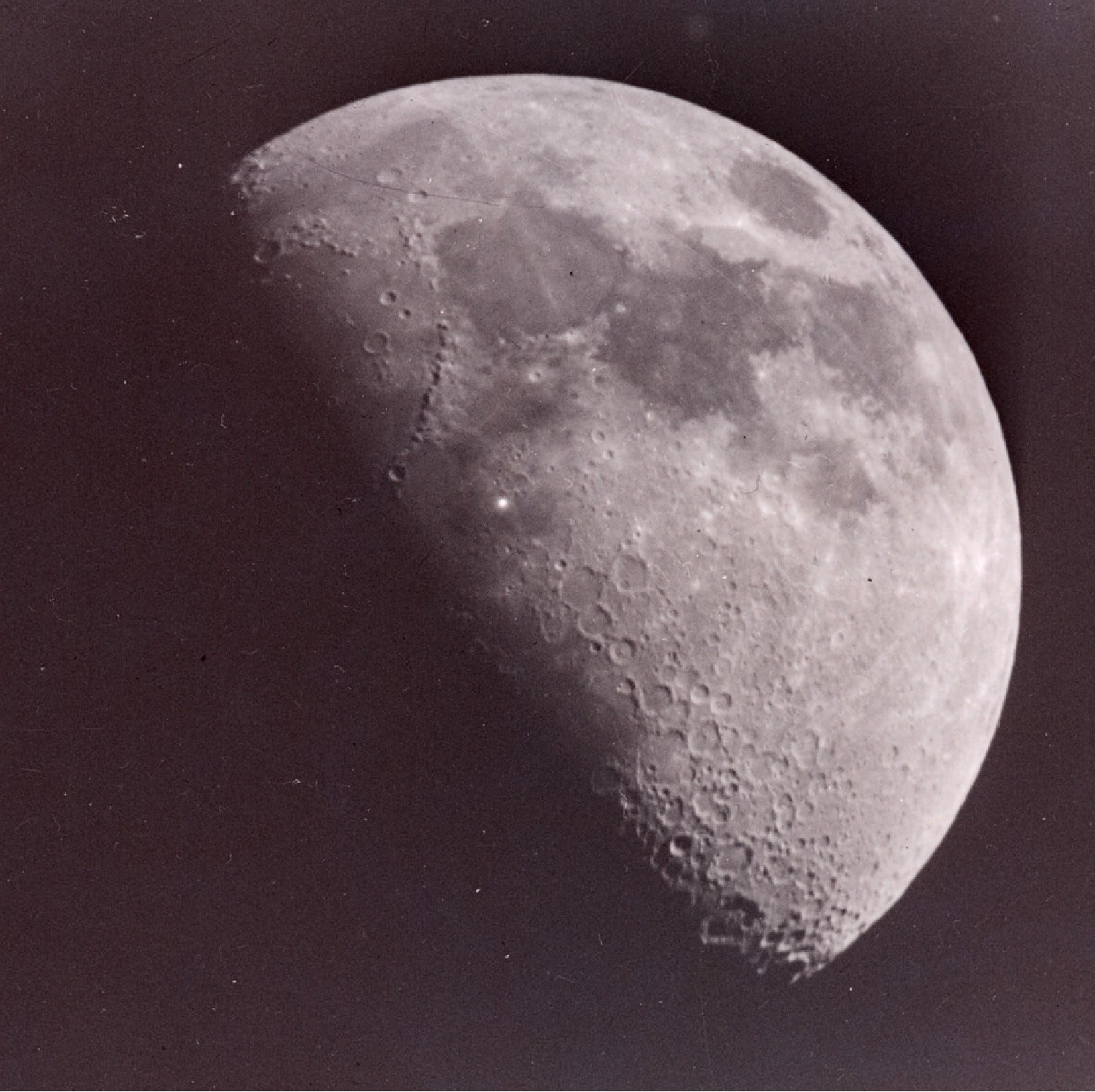 Fenómenos luminosos en la Luna, registrados durante siglos, continúan sin explicación definitiva pese a los avances científicos.