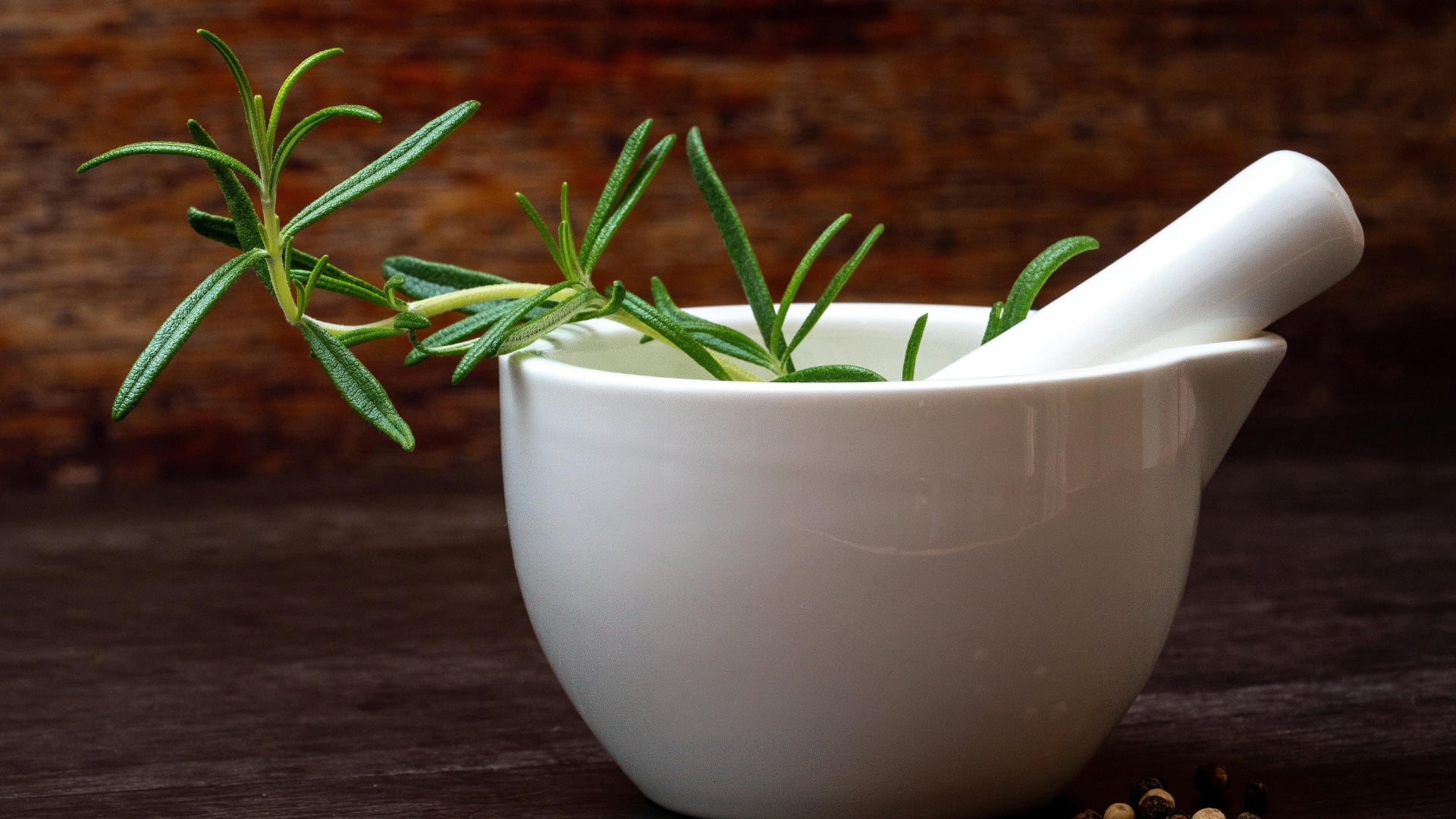 Planta aromática de origen mediterráneo, el romero se asocia con mejoras cognitivas, alivio del dolor y beneficios digestivos gracias a su riqueza en compuestos bioactivos.