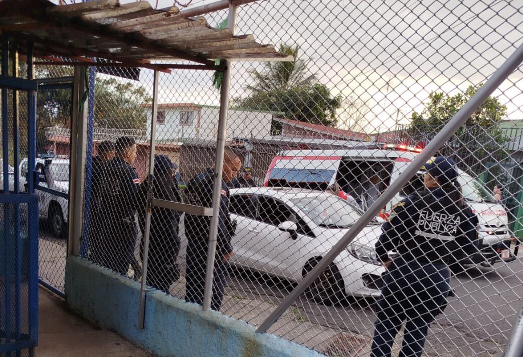 Los asaltantes le exigieron al conductor continuar hasta un lote baldío en San Felipe, donde lo apuñalaron