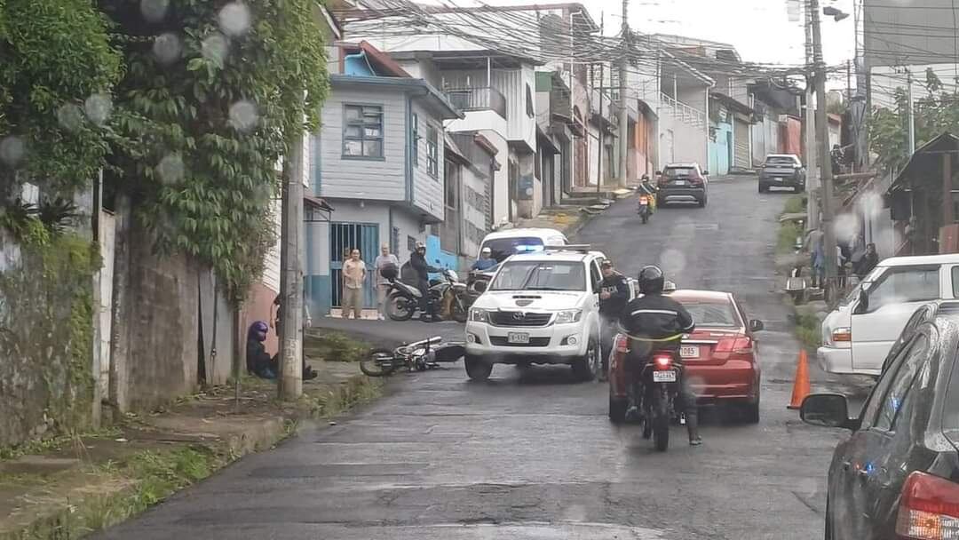 En este punto de Bajo Piuses, que comunica Cinco Esquinas con el Walmart de Tibás quedó una moto que chocó contra un carro y que al parecer está relacionada con el intento de asalto a Prestafull. Foto: Cortesía