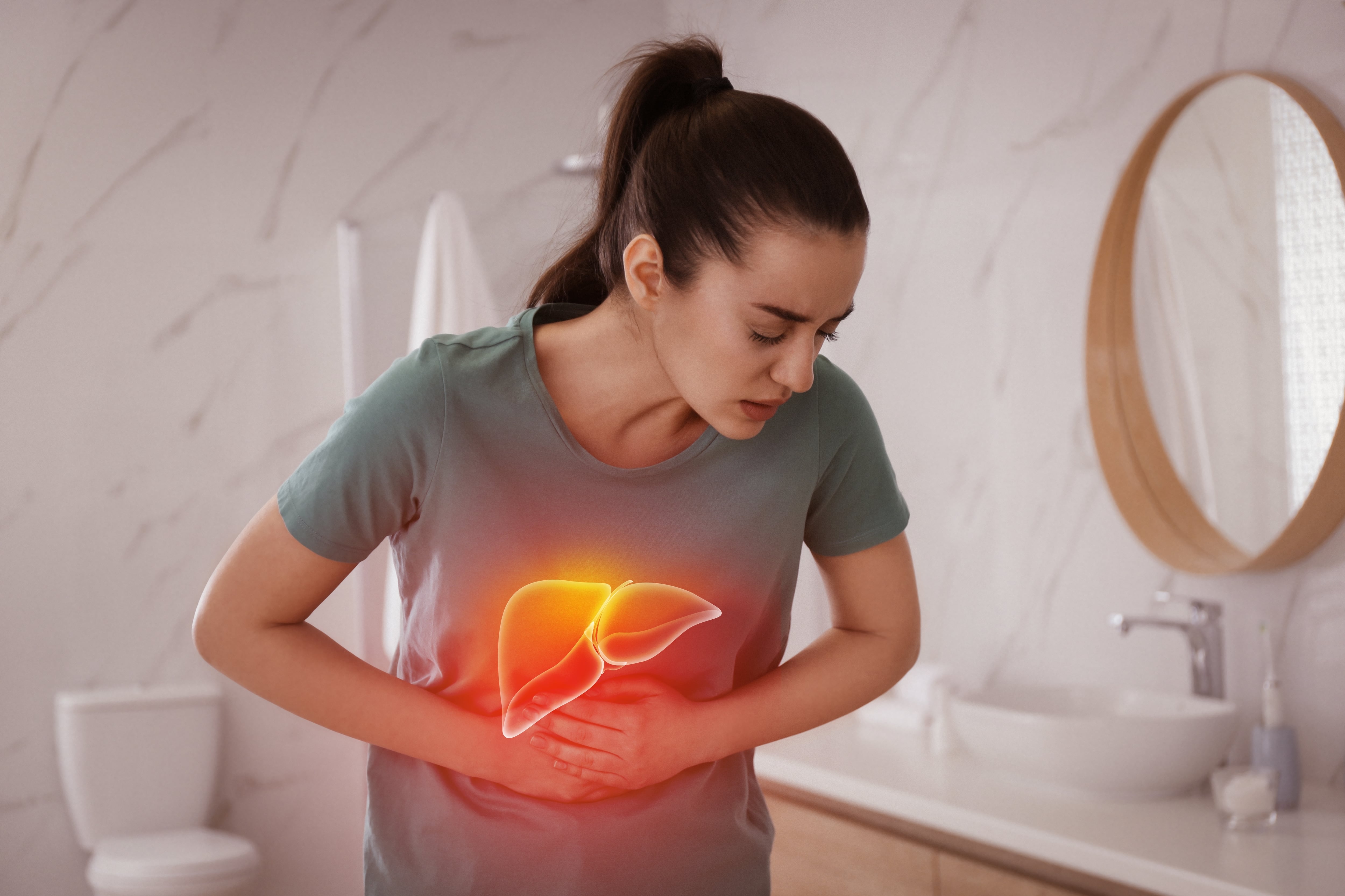 Mujer dolor abdominal agudo, baño, fotografía shutterstock