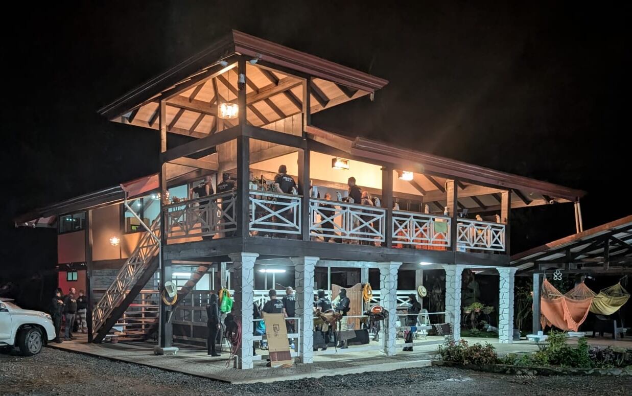 Un total de 22 allanamientos en diferentes partes de Puerto
Jiménez, Buenos Aires y Pérez Zeledón, pretende detener a
9 personas, quienes figuran como sospechosos de los aparentes delitos
de Tráfico Internacional de Drogas y Legitimación de Capitales.