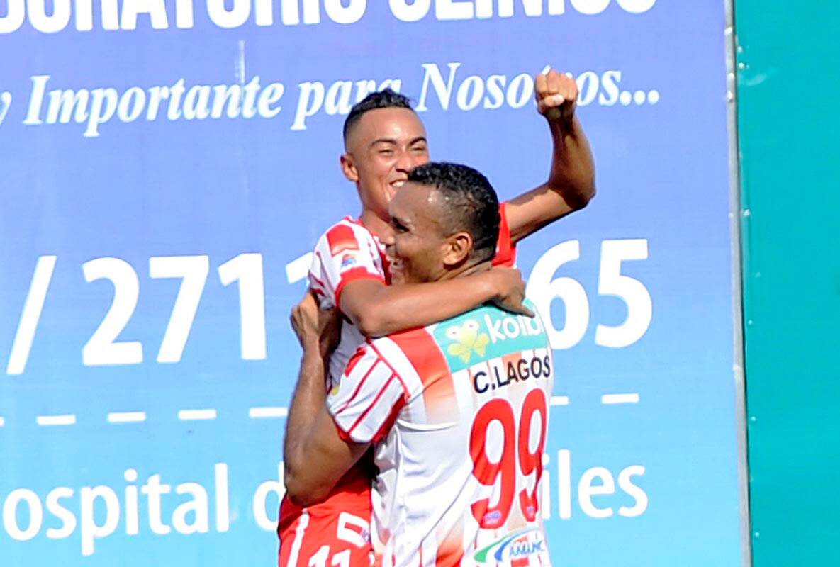 Raymond Salas anotó nueve goles en este certamen. En la imagen celebra con su compañero de equipo Christian Lagos.