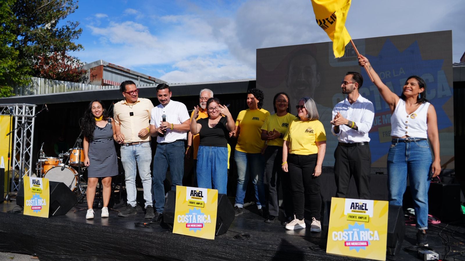 La diputda Johanna Obando apareció en una actividad del candidato presidencial Ariel Robles, realizada la tarde del sábado 10 de enero en Cartago. Durante su participación, la legisladora ondeó la bandera del Frente Amplio.