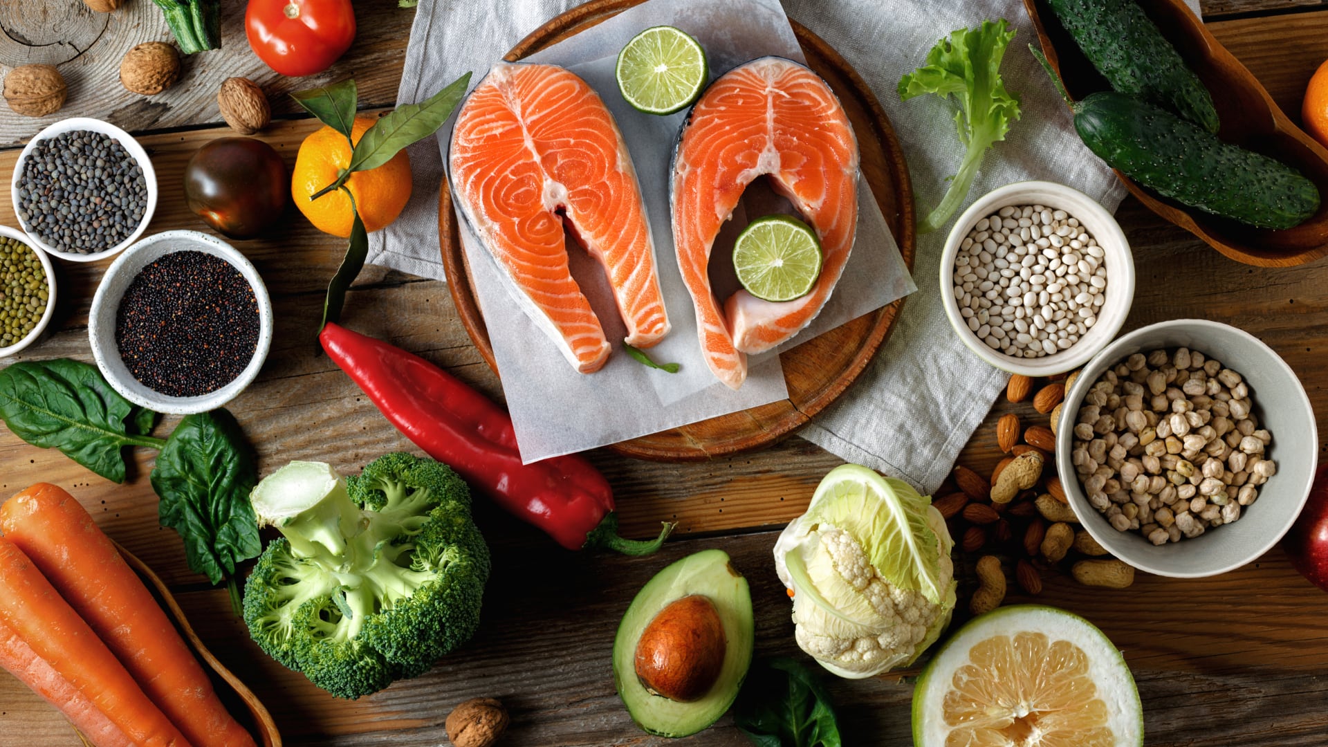 Priorizar alimentos reales —como frutas, legumbres, granos integrales y proteínas frescas— marca la diferencia frente a productos industrializados que prometen ser saludables.