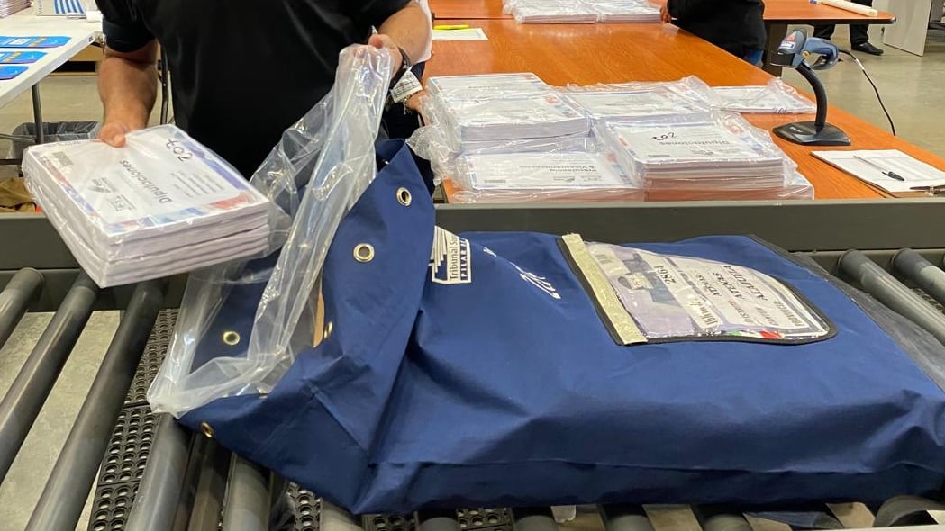 El Tribunal Supremo de Elecciones (TSE) inició oficialmente el empaque del material electoral que se usará en las elecciones nacionales del próximo 1 de febrero y que llegará a 7.154 juntas receptoras de votos (JRV) en todo el país.