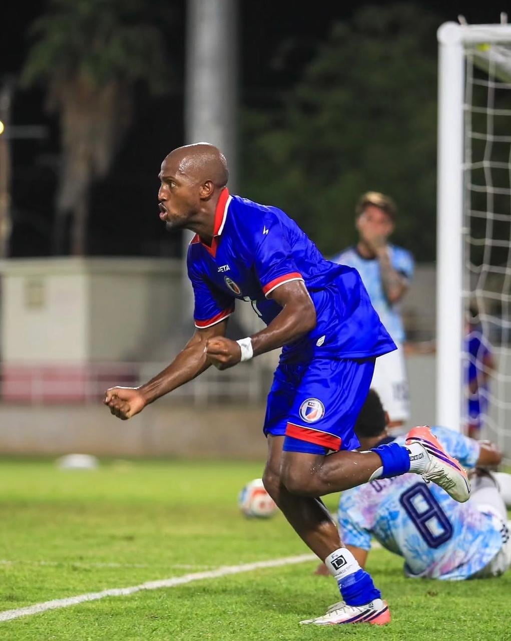 Fabrice Picault celebra el segundo gol de Haití ante Costa Rica; Darryl Araya (8) nada pudo hacer.