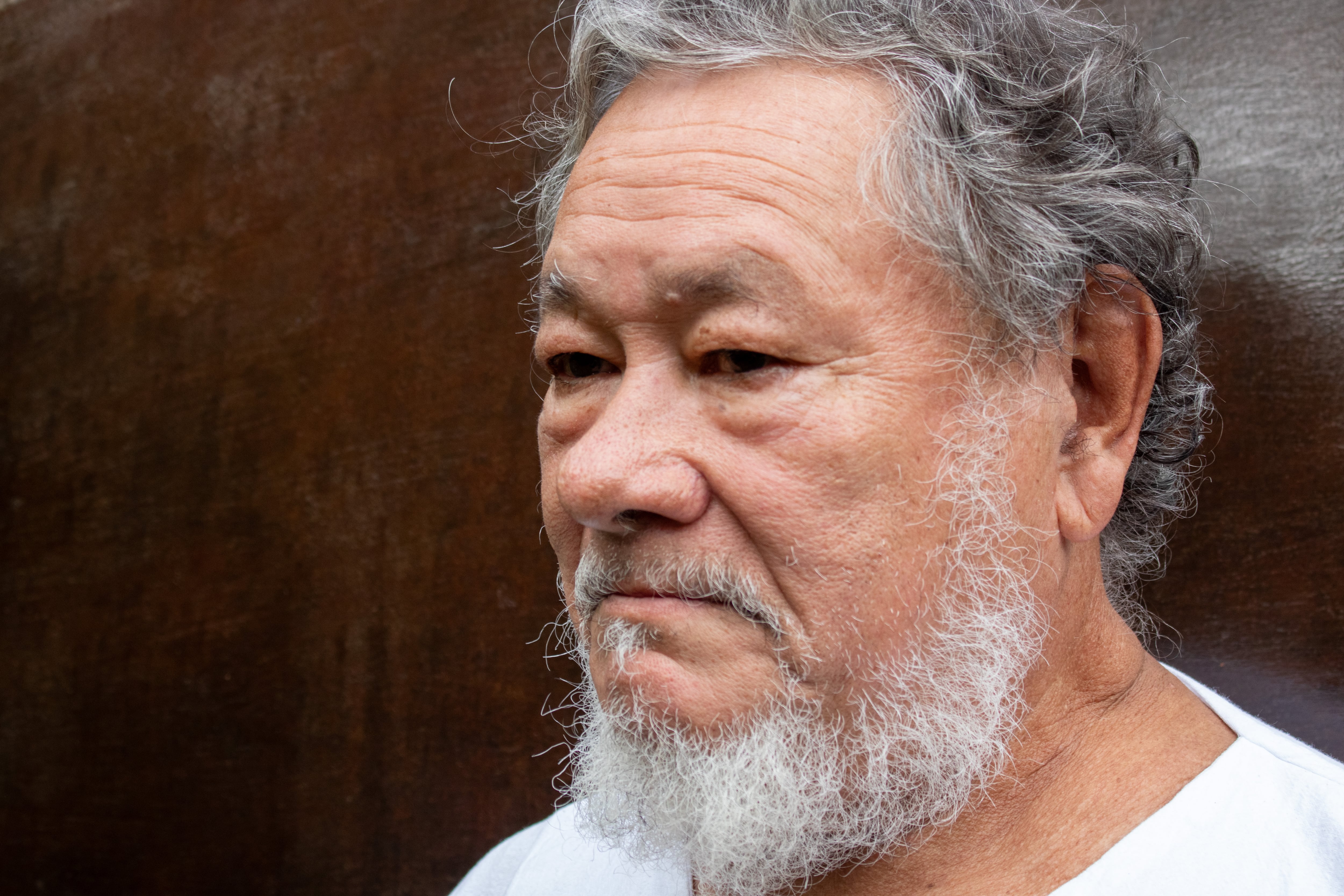 El escultor Aquiles Jiménez nació en El Roble, en Santa Bárbara de Heredia, en 1954.