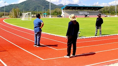 Tailandia inaugura una pista de atletismo rectangular y se desata la polémica