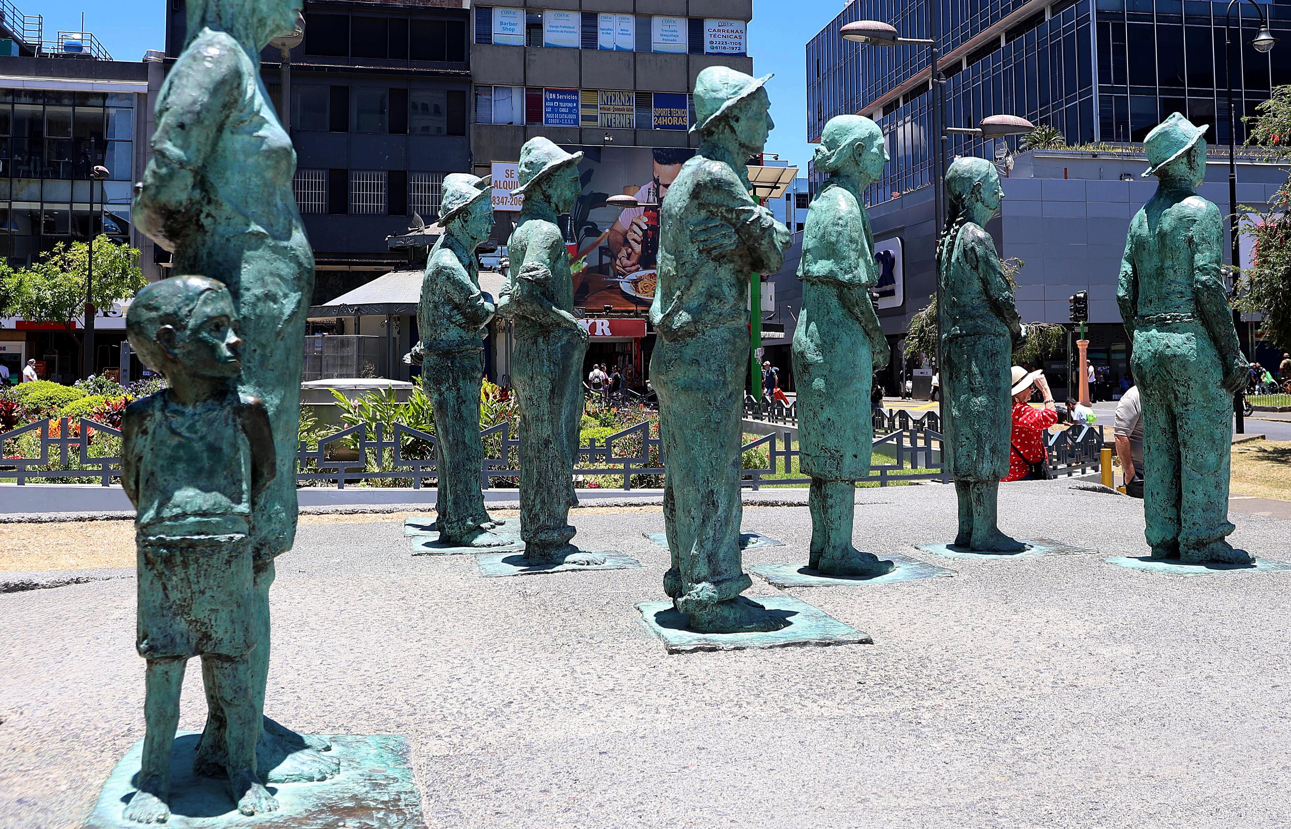 15/04/2024 San José. Este lunes, minutos antes del mediodía, los rayos del sol cayeron perpendicularmente sobre nuestras cabezas y objetos –en un ángulo de 90.°– de modo que la proyección de sombra hacia los lados desapareció. Este fenómeno, conocido como sol cenital o sombra cero, se llama así porque el sol se coloca exactamente encima del cenit “es decir, la intersección de la vertical de un lugar con la esfera celeste”, de acuerdo con el Instituto Meteorológico Nacional (IMN). Desde el centro de la capital, registramos el fenómeno que se dio entre las 11:30 y las 11:40 a.m. Foto: Rafael Pacheco Granados