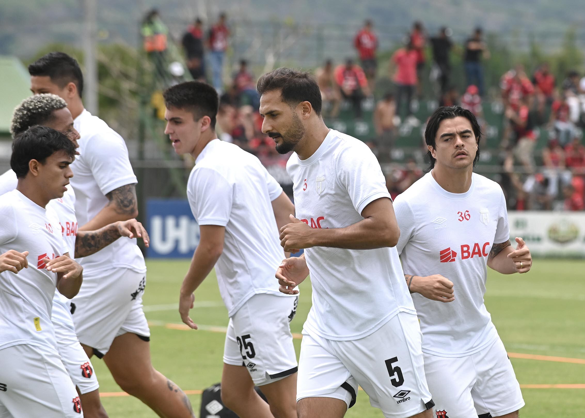 04 de mayo del 2025. Estadio de Piedades de Santa Ana. 11:00 hrs. Jornada 21 del Torneo de Clausura 2025 del Campeonato de Fútbol de Primera División. El equipo descendido, Santa Ana, enfrenta a la Liga Deportiva Alajuelense que disputa junto a Heredia y Cartago el primer lugar de la tabla de posiciones. El técnico manudo Oscar Ramírez presenta su propuesta que lo llevará hasta las instancias finales. En tanto el equipo de Santa Ana cumple con el programa del campeonato en dos partidos más a pesar de que ya descendió a la segunda categoría. Foto: Albert Marín