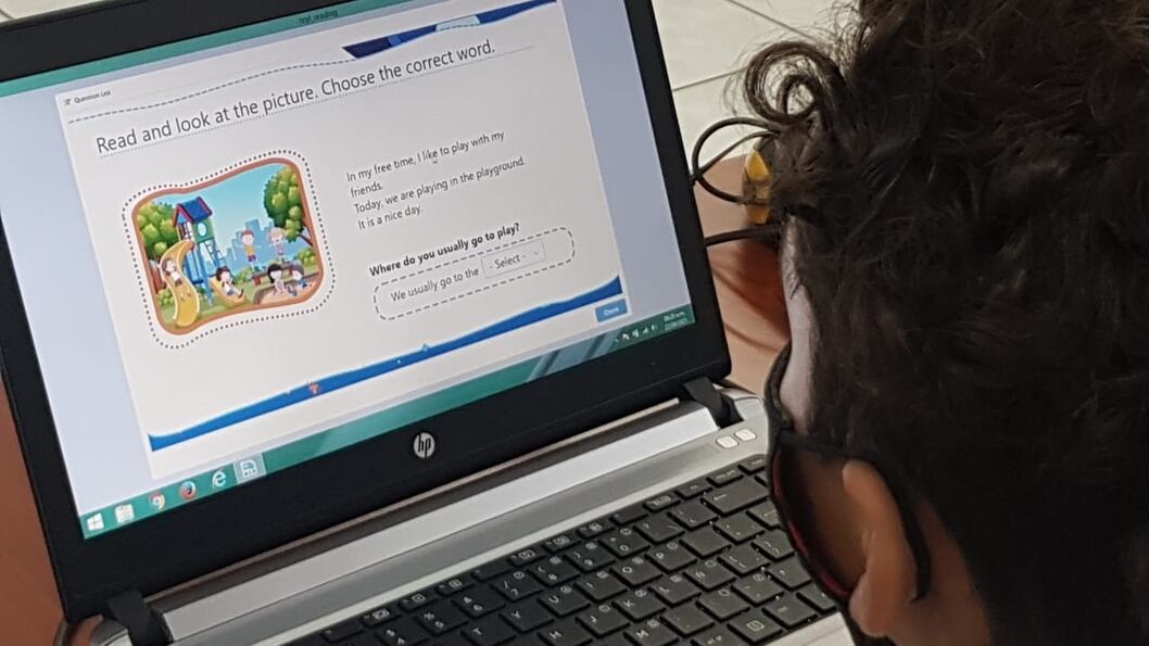 Estudiante realiza examen de inglés