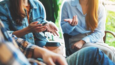 ¿Le cuesta seguir conversaciones en lugares ruidosos? Conozca las señales tempranas de pérdida auditiva