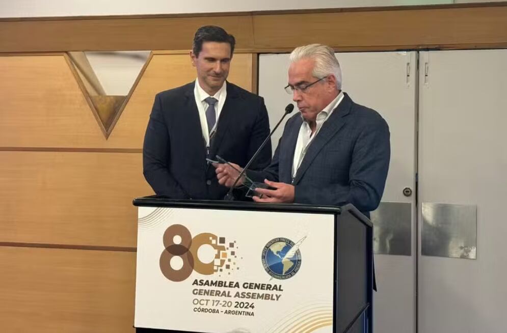 Frederic Kachar, director general de Editora Globo, recibe el premio Ejecutivo del Año de la Sociedad Interamericana de Prensa (SIP), en Córdoba, Argentina, de manos de José Rodolfo Dutriz, vicepresidente de la entidad. Foto: O globo/ Brasil